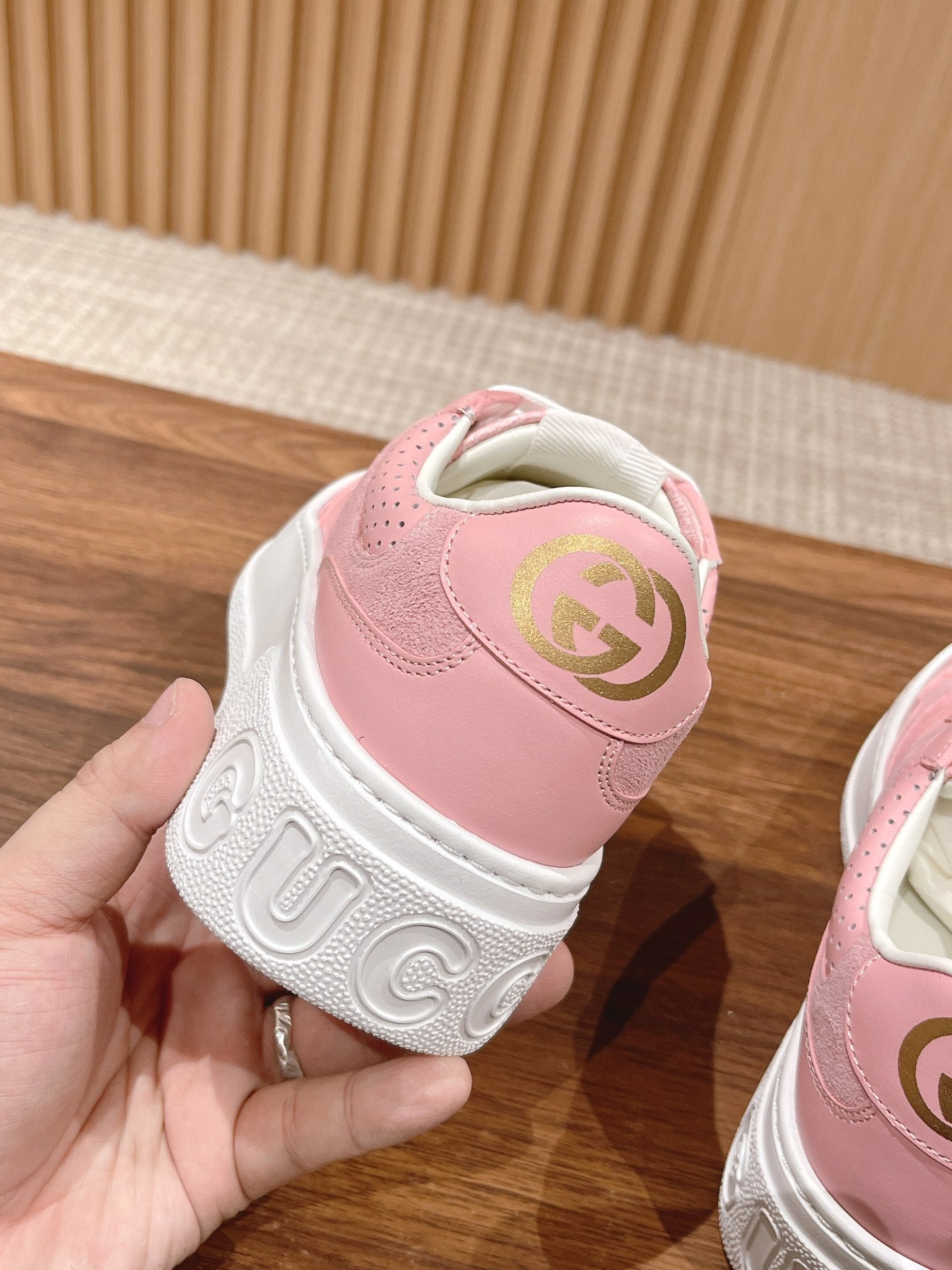 WOMEN'S SNEAKER
