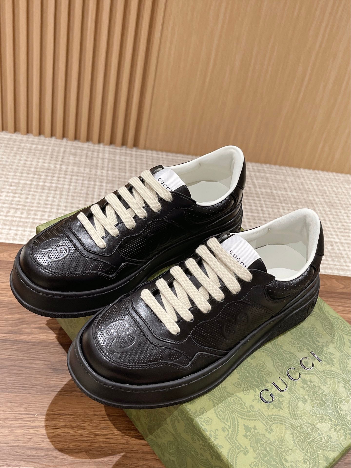 WOMEN'S SNEAKER