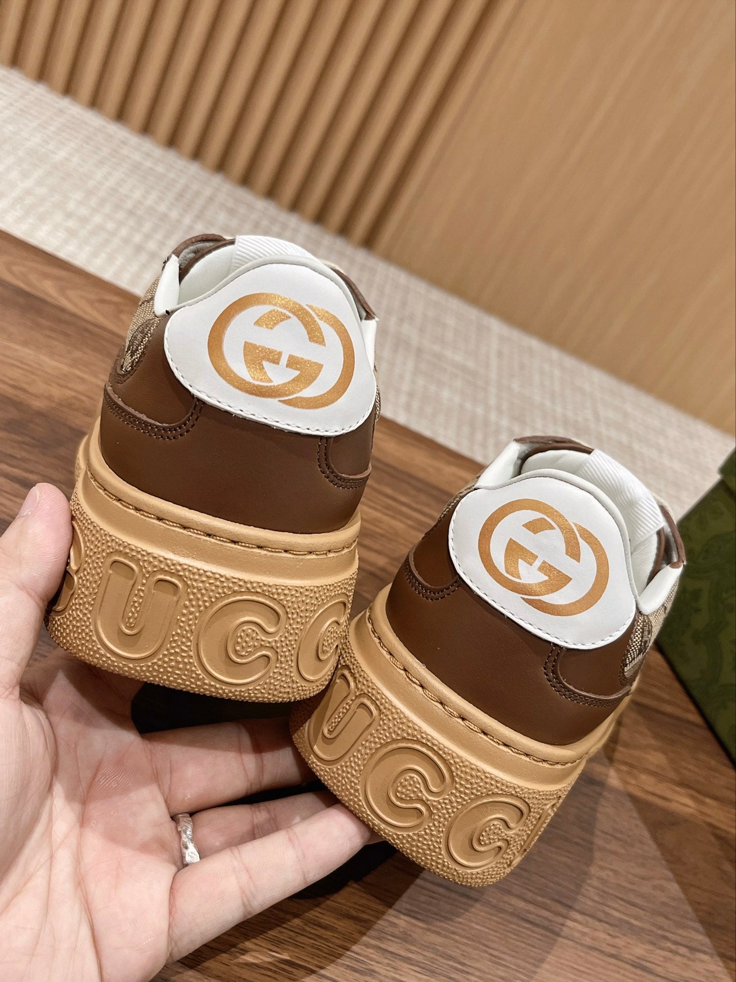 WOMEN'S SNEAKER