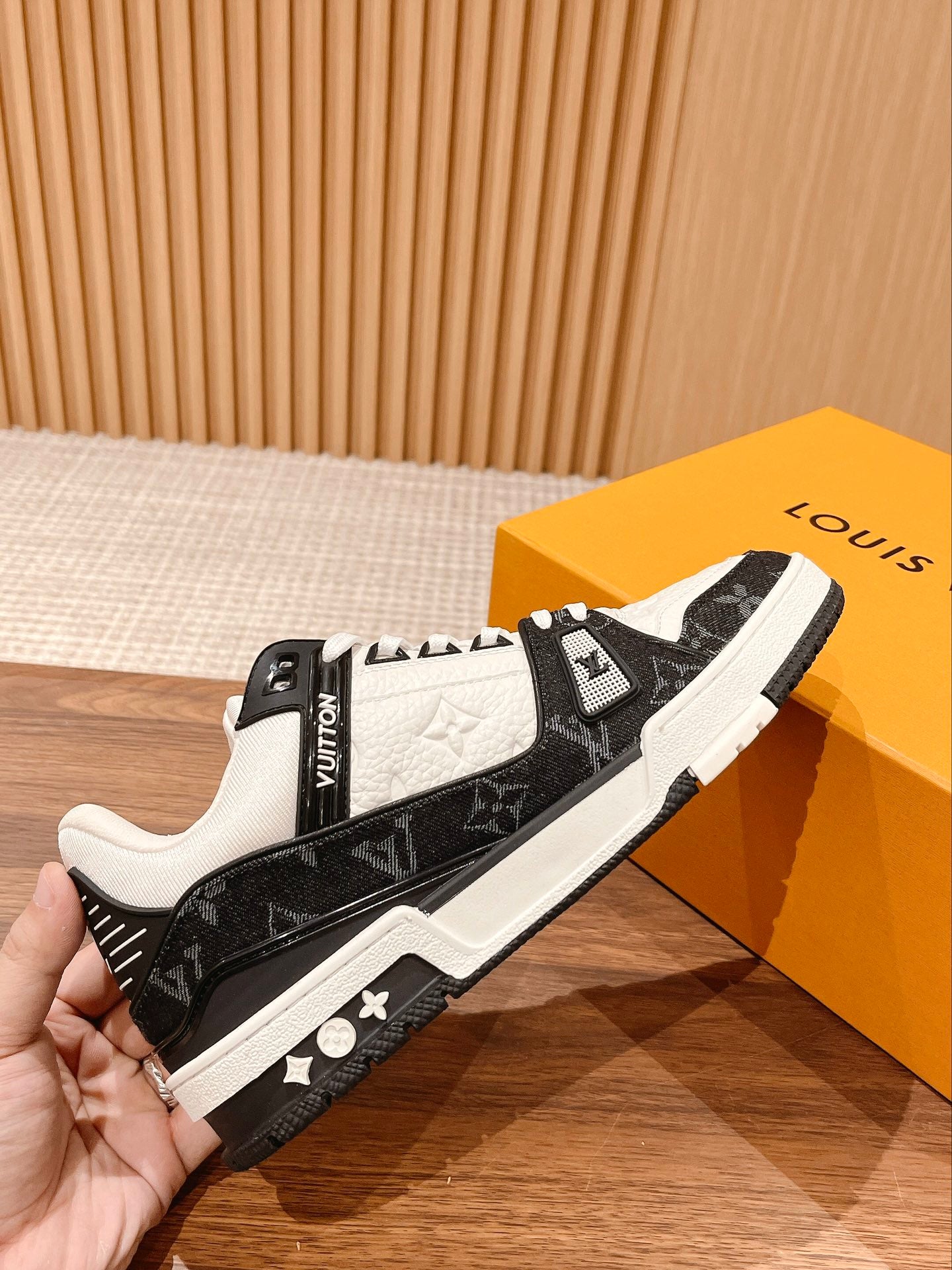 Trainer White Black