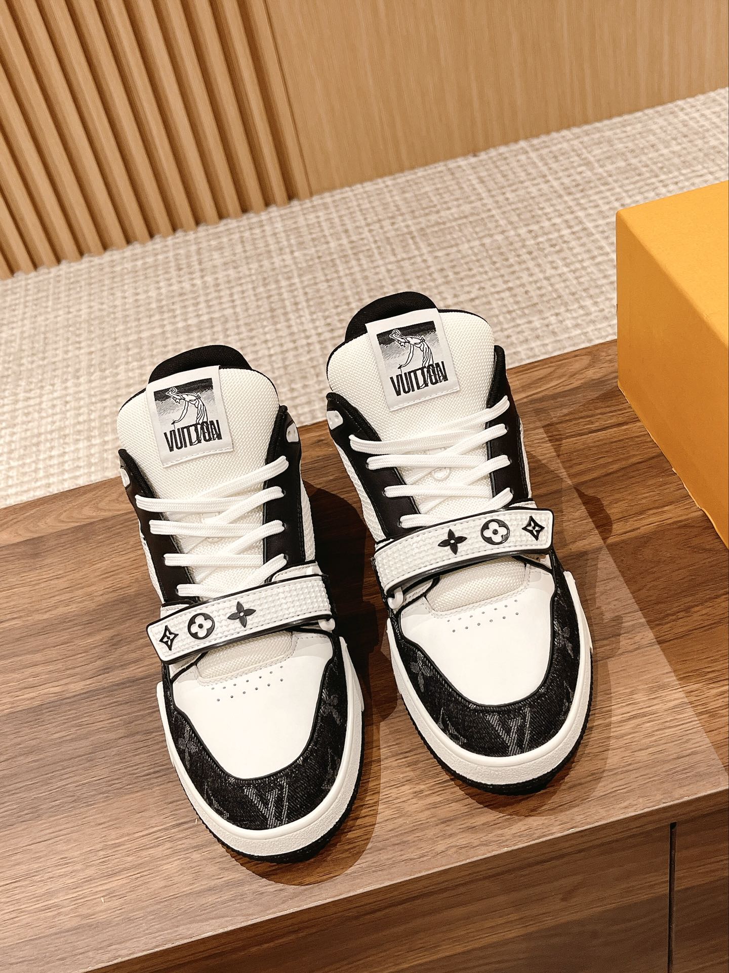 Trainer White Black