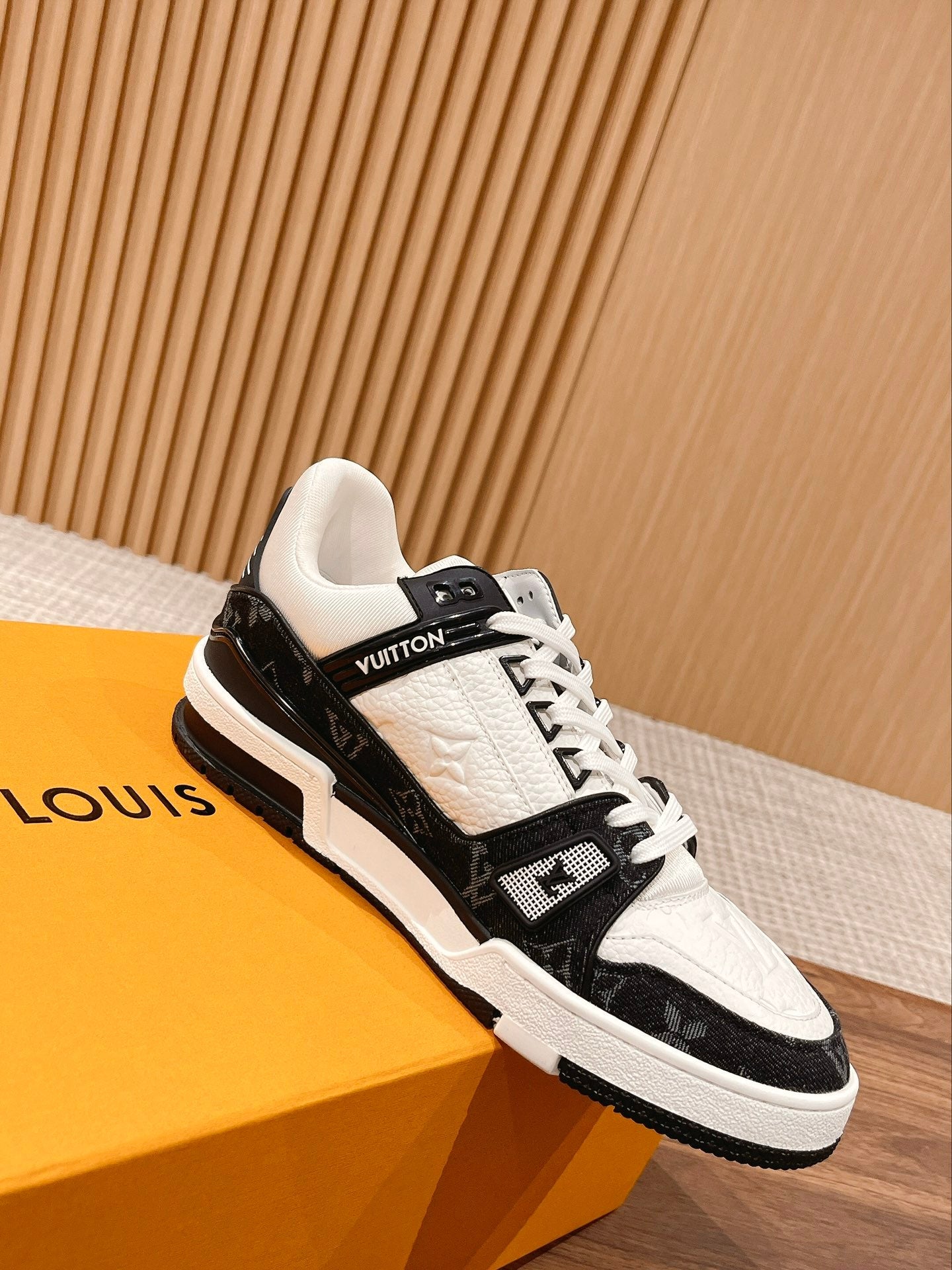 Trainer White Black