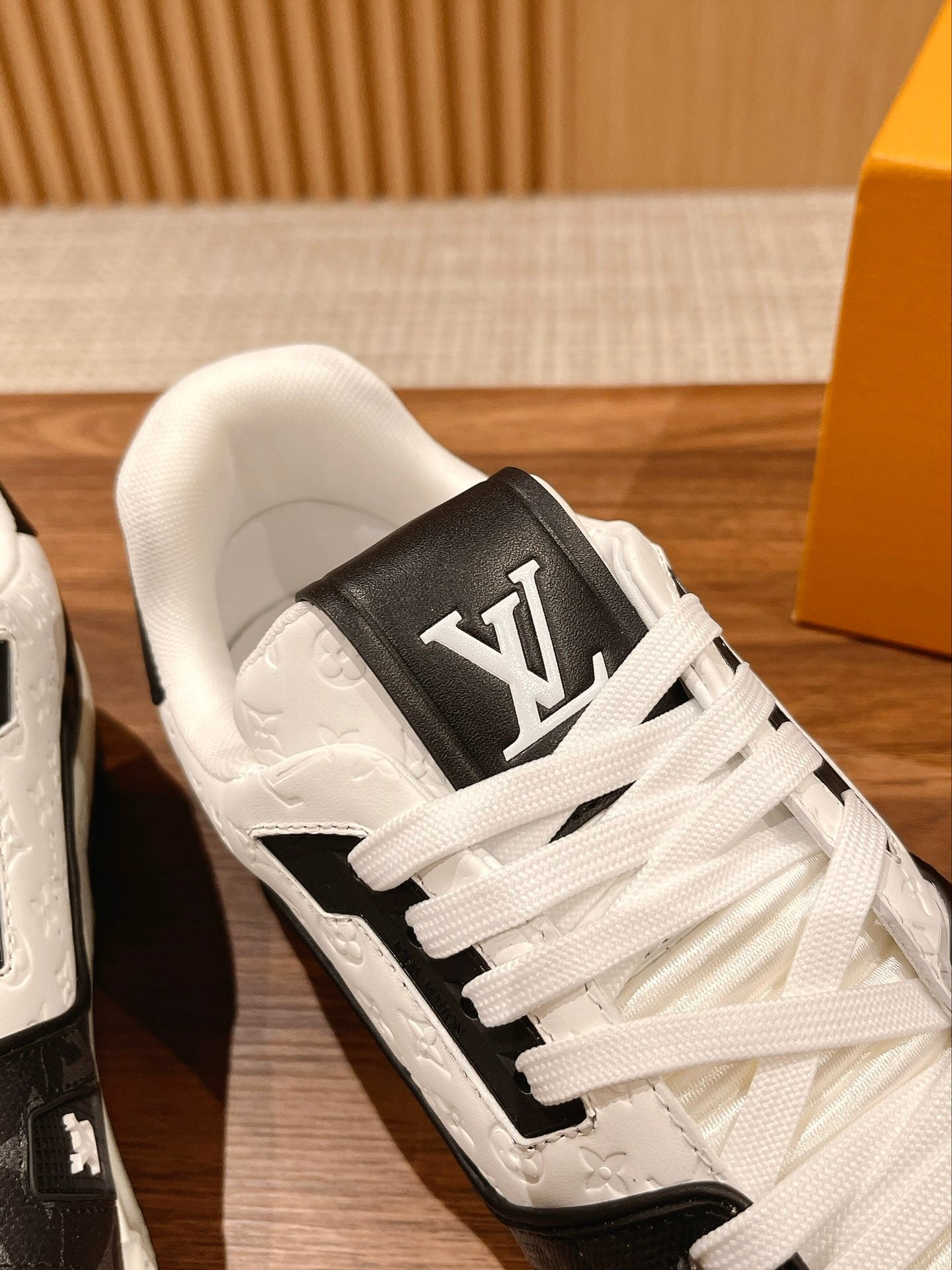 TrainerWhite Black