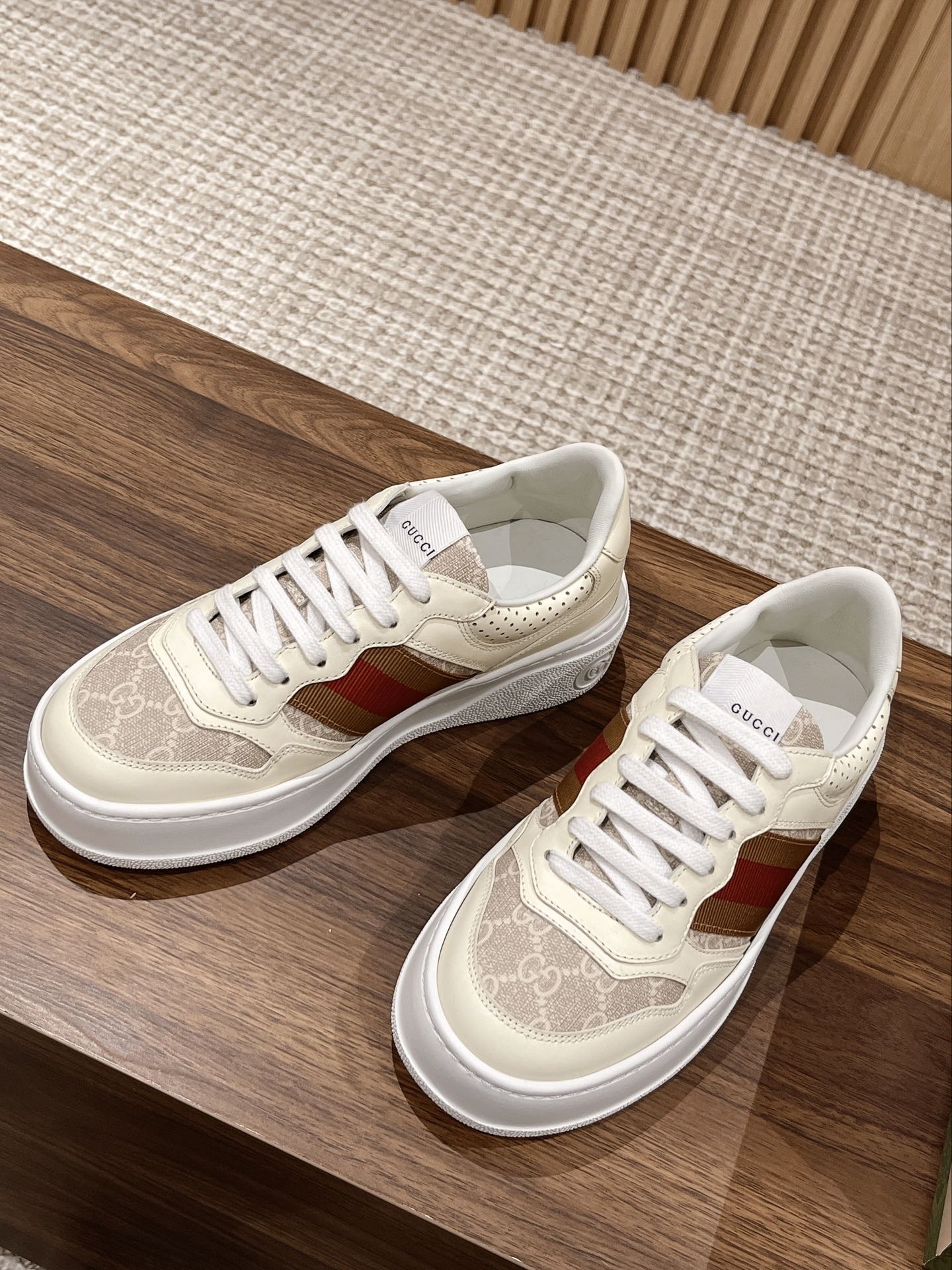 WOMEN'S SNEAKER