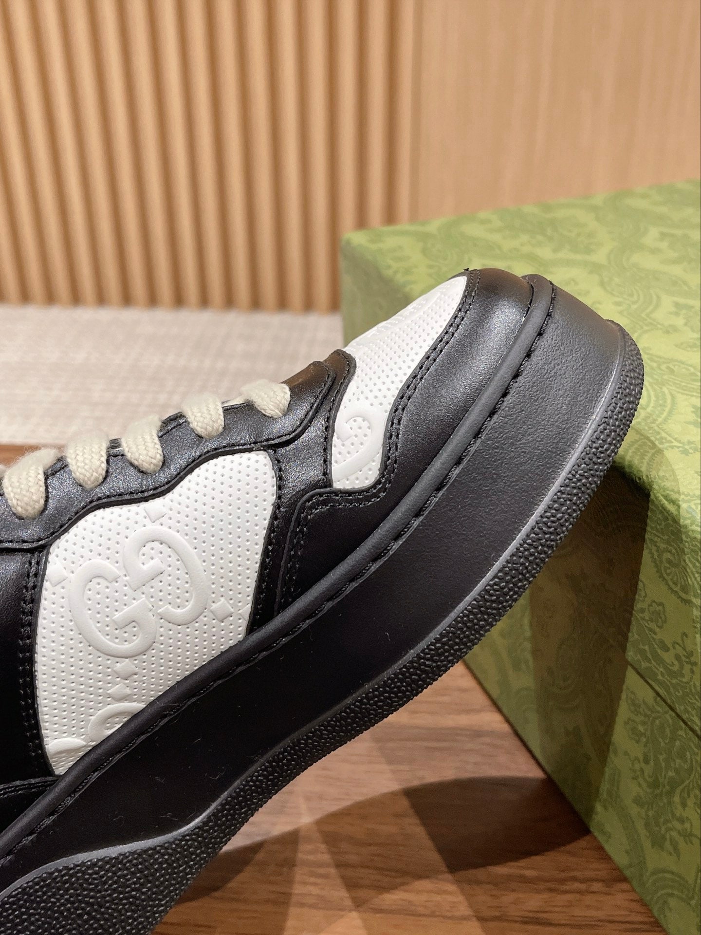 WOMEN'S SNEAKER