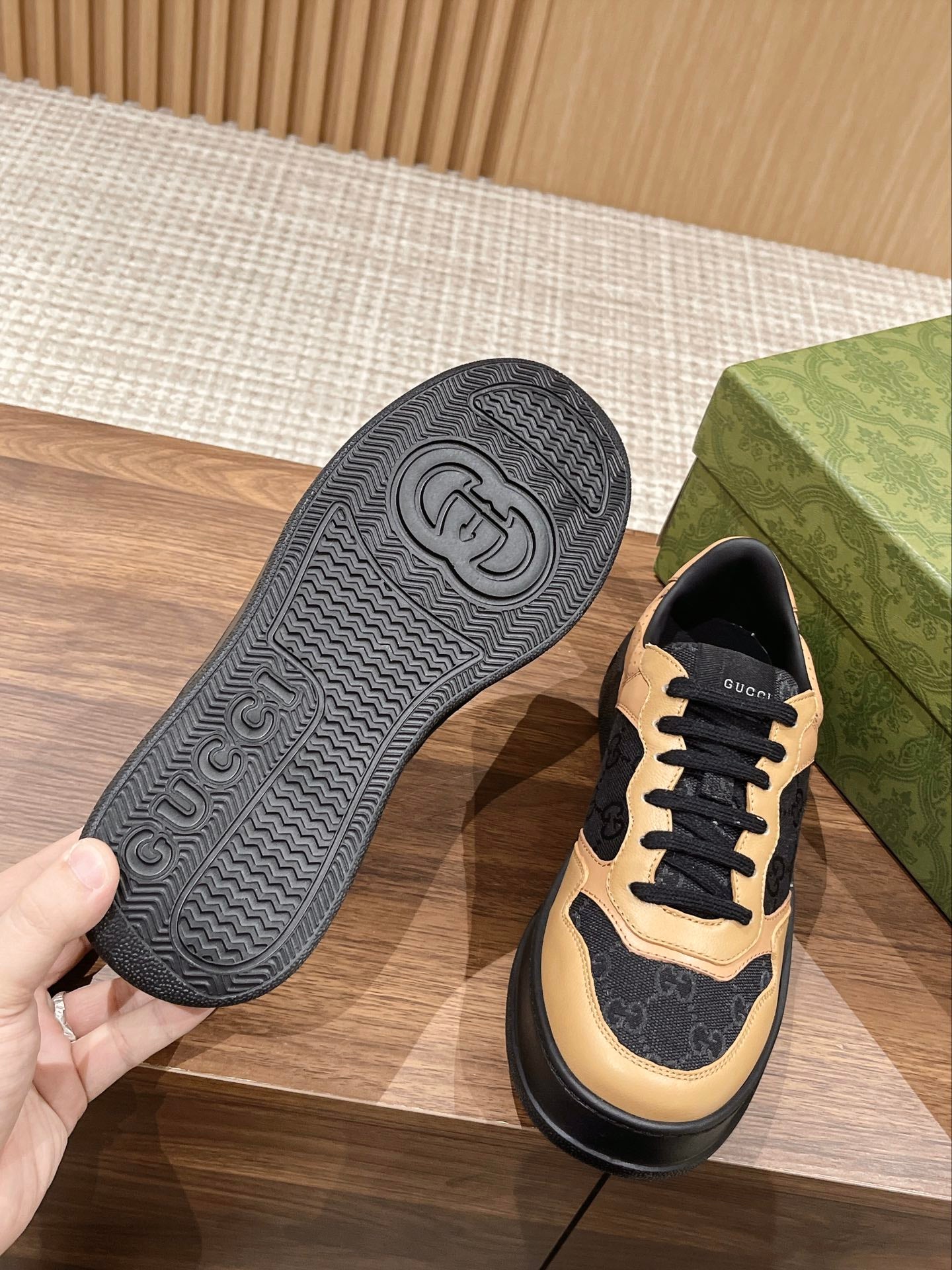 WOMEN'S SNEAKER