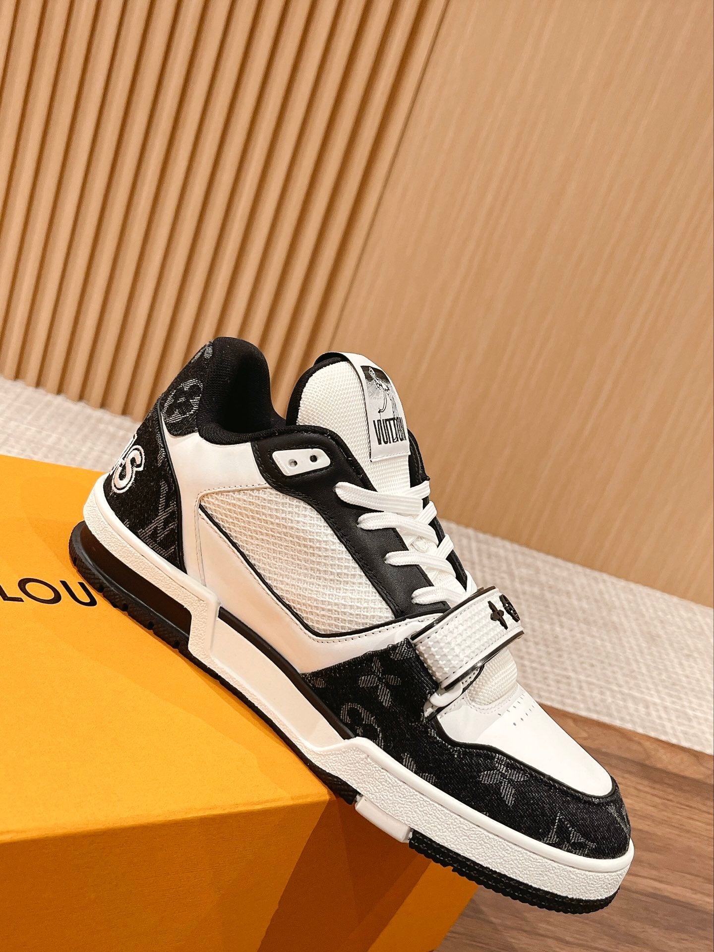 Trainer White Black