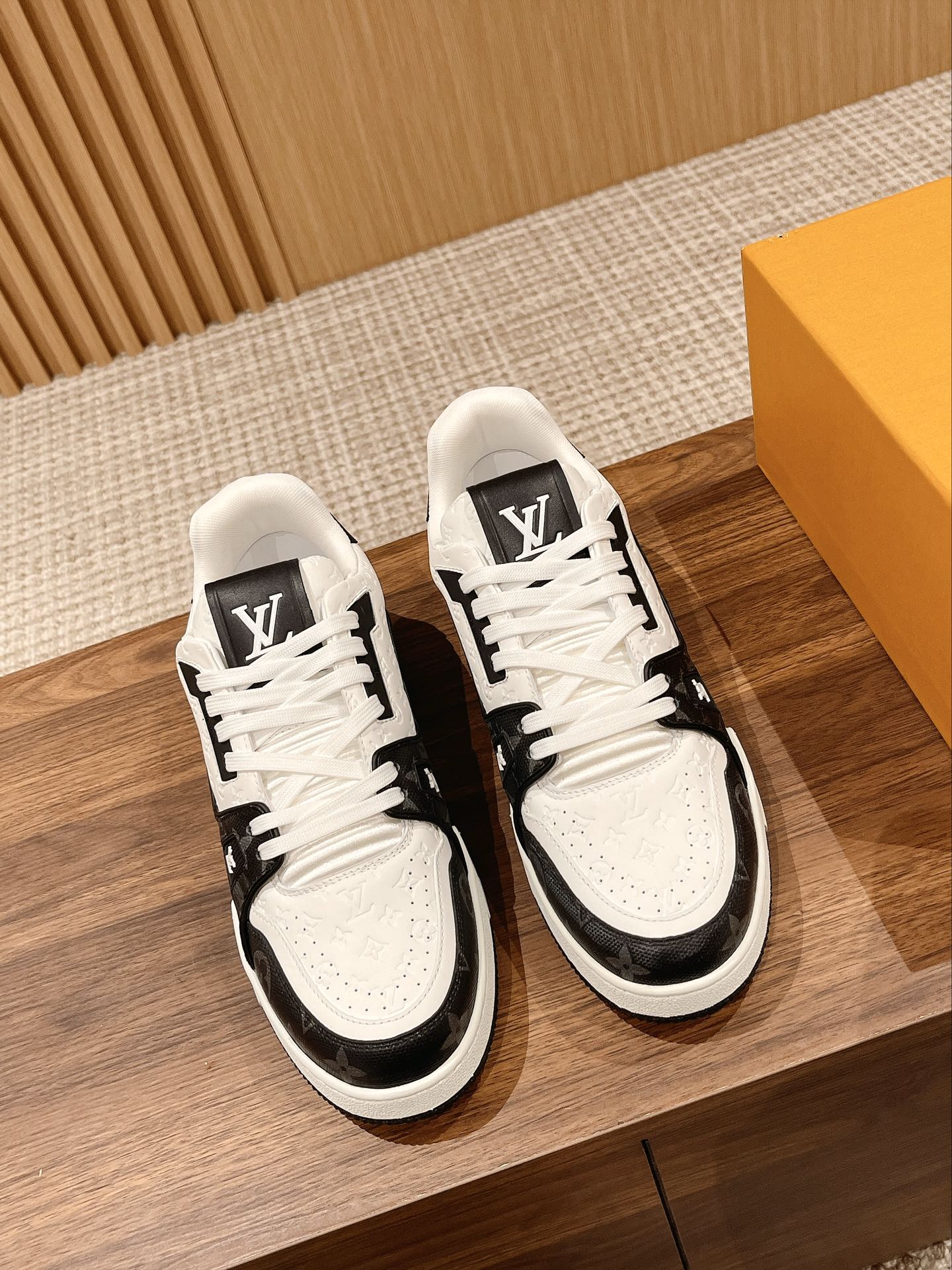TrainerWhite Black