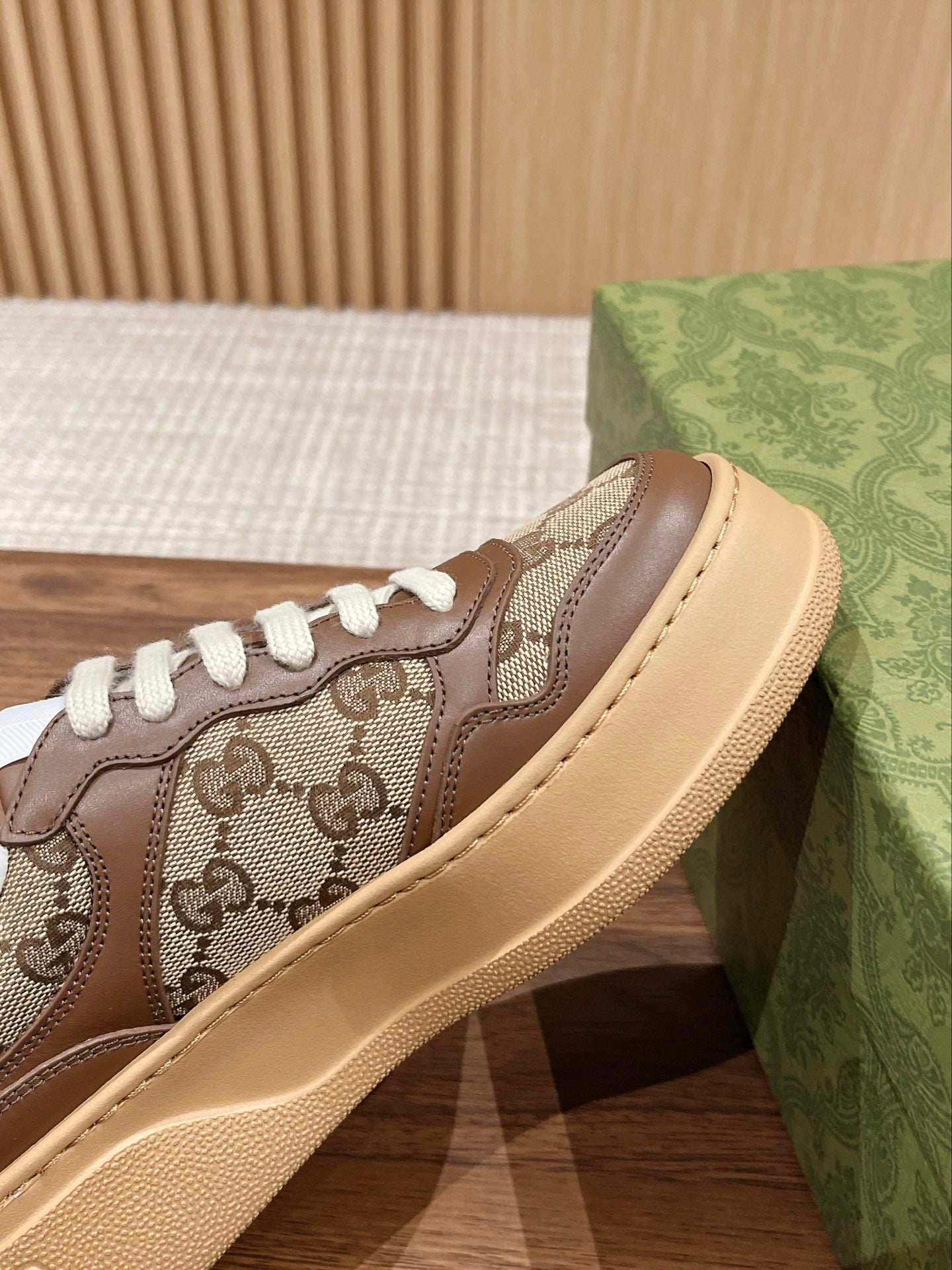 WOMEN'S SNEAKER