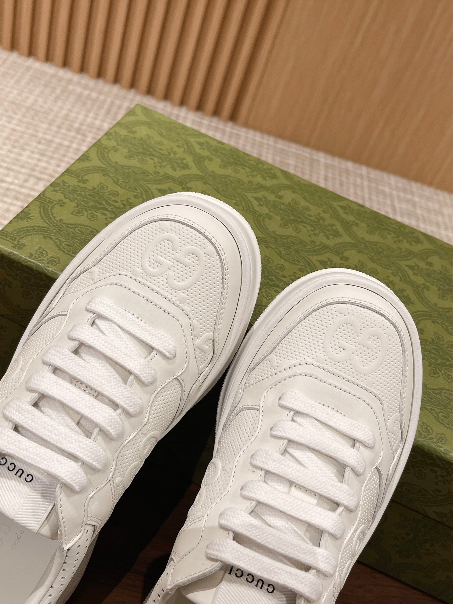 WOMEN'S SNEAKER
