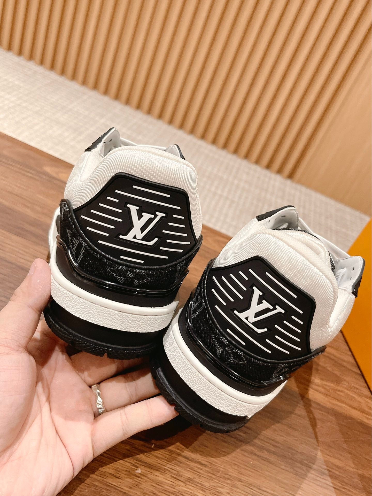 Trainer White Black