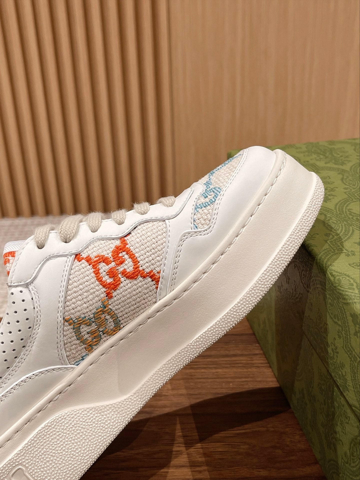 WOMEN'S SNEAKER