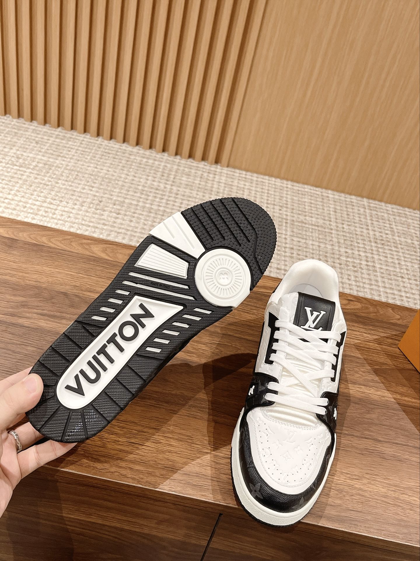 TrainerWhite Black