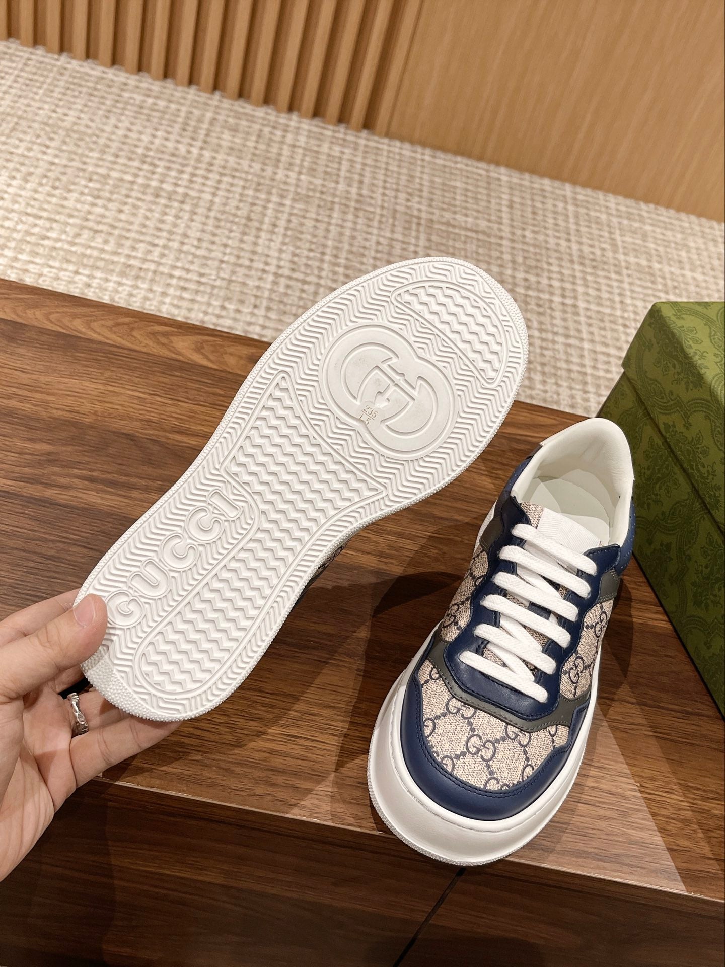 WOMEN'S SNEAKER