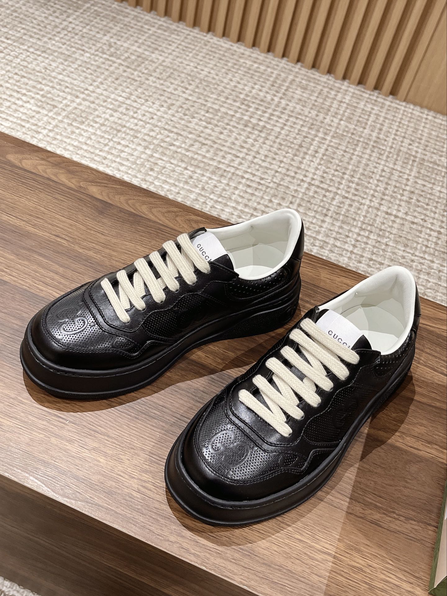 WOMEN'S SNEAKER