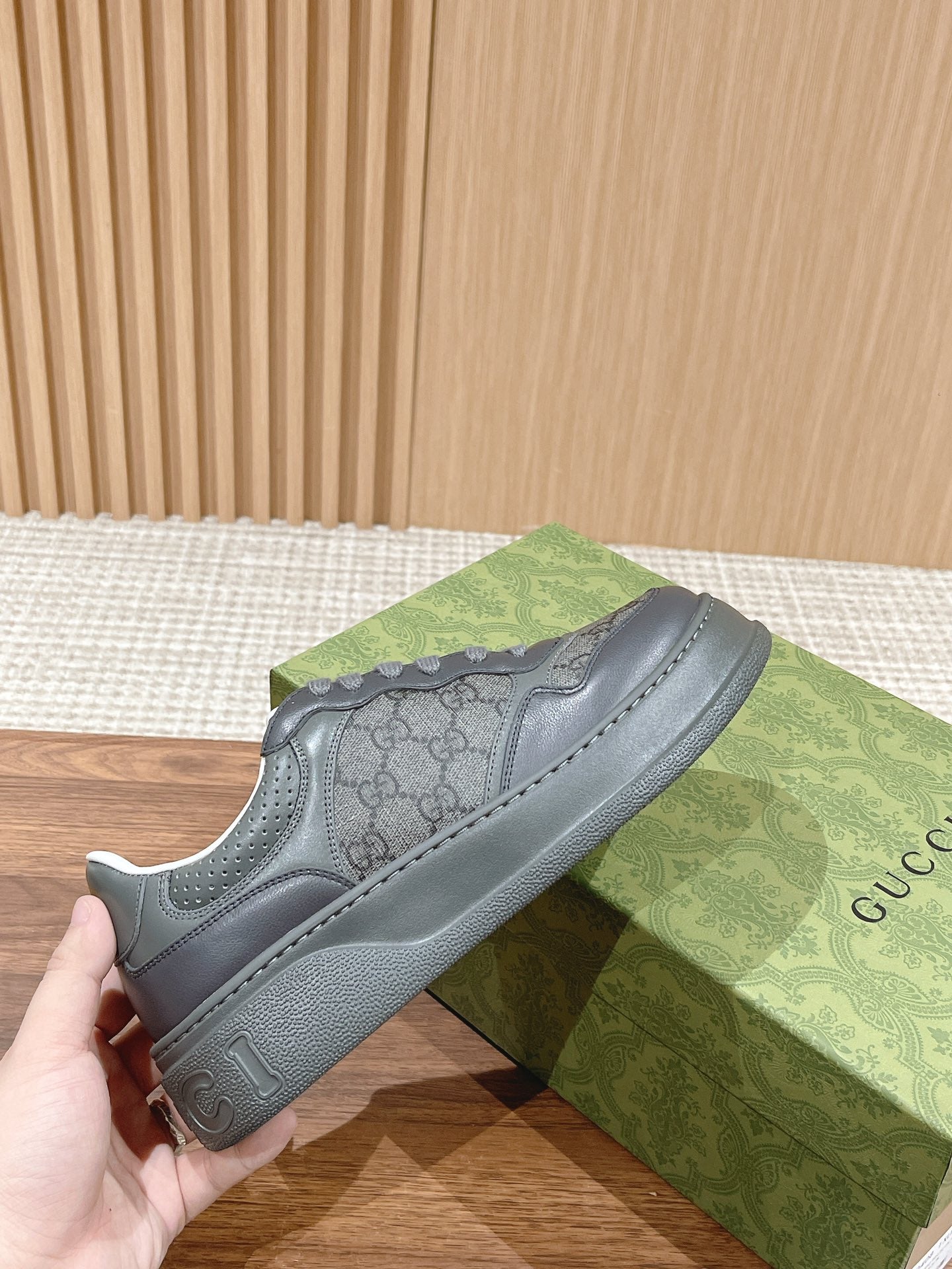 WOMEN'S SNEAKER