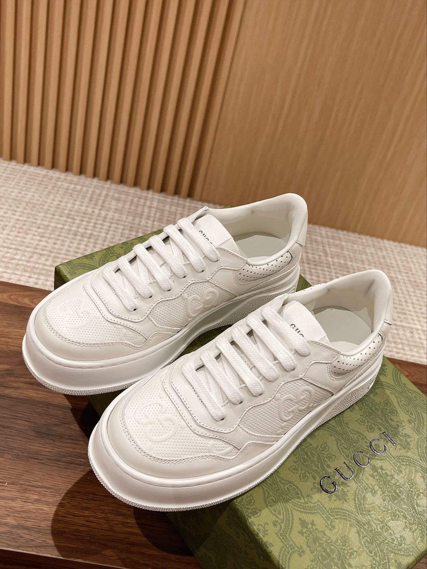WOMEN'S SNEAKER