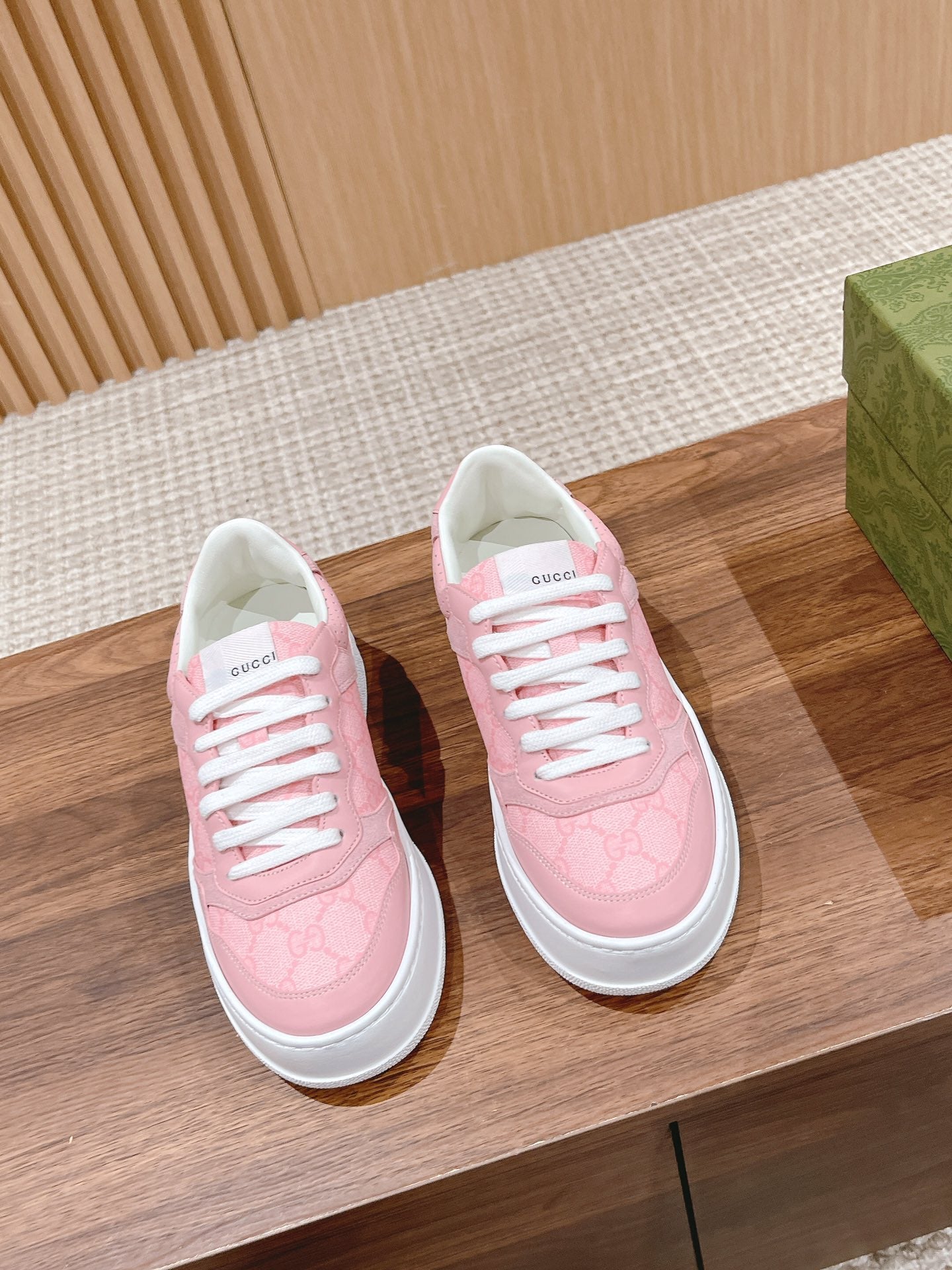 WOMEN'S SNEAKER