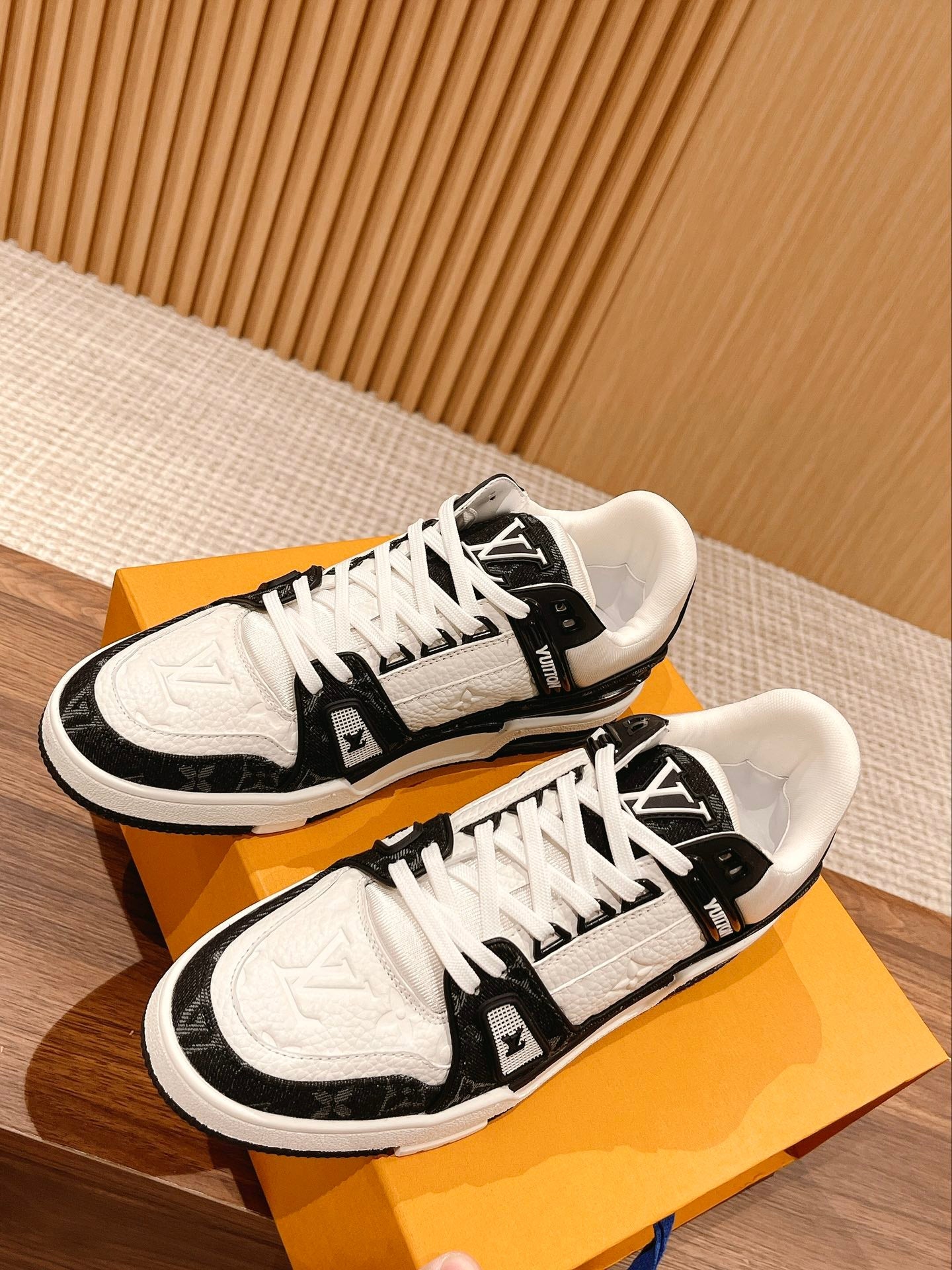 Trainer White Black