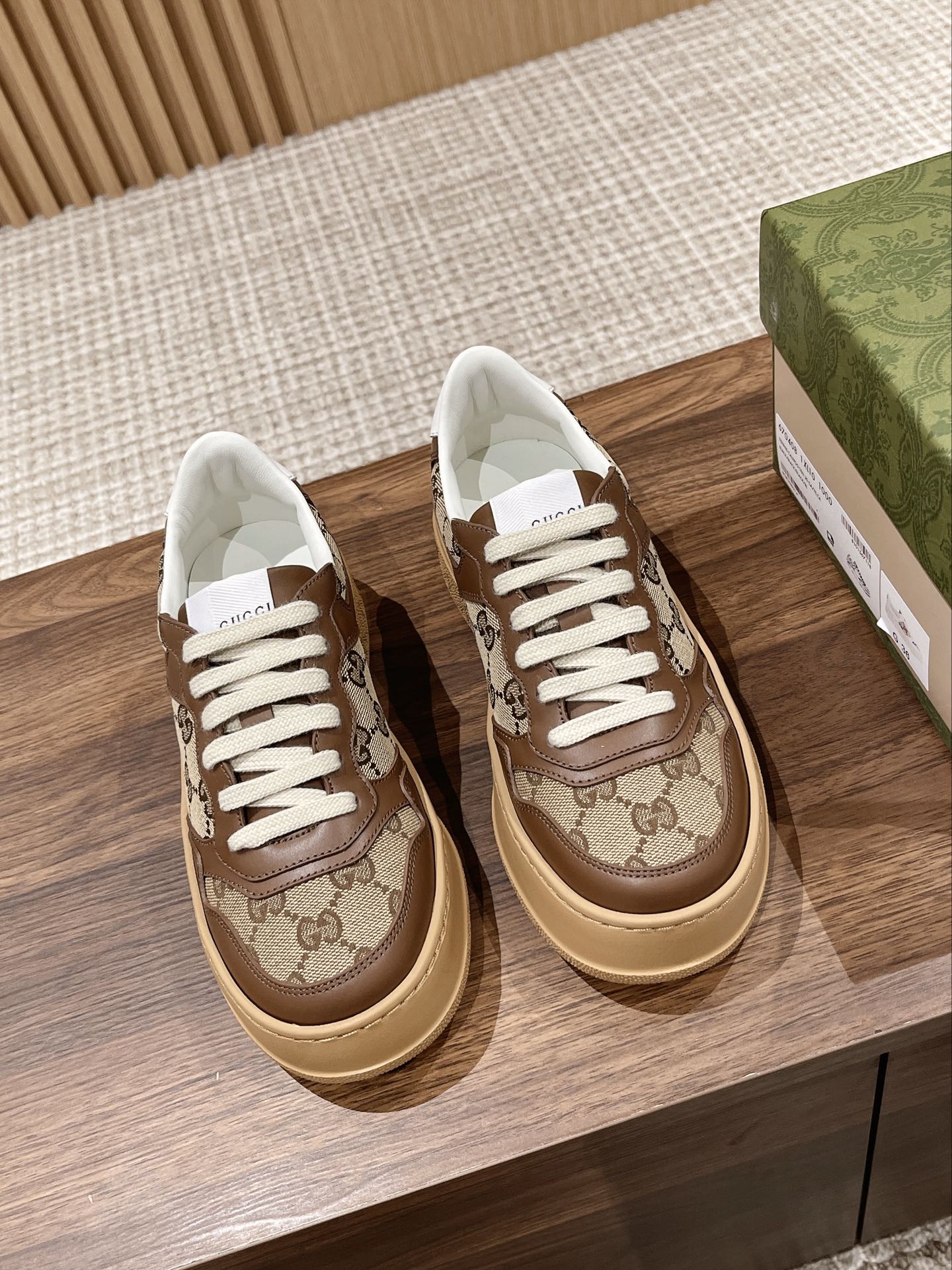 WOMEN'S SNEAKER