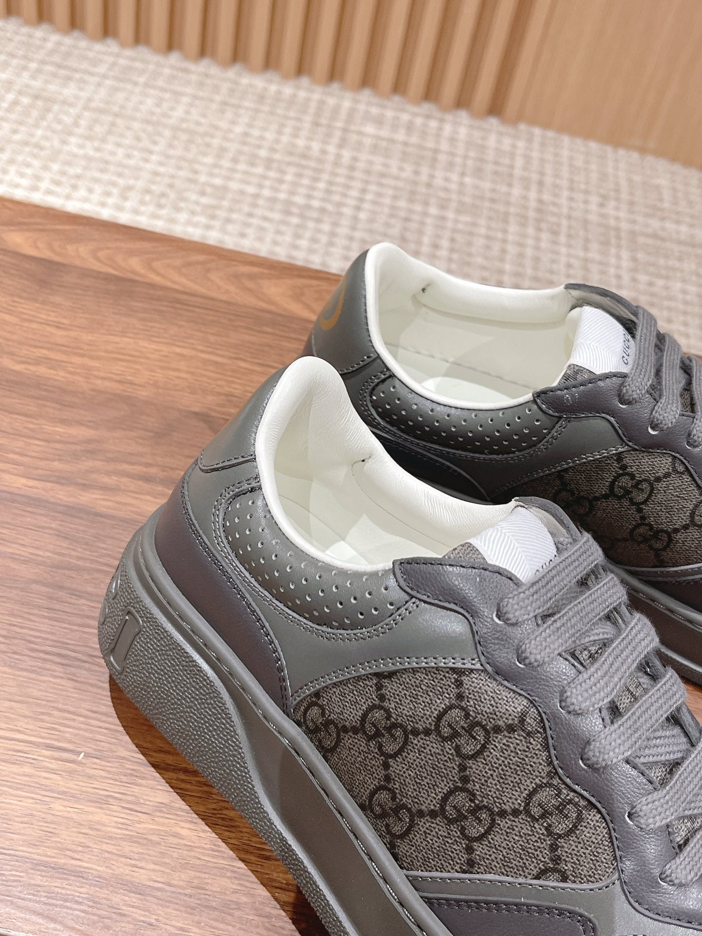 WOMEN'S SNEAKER
