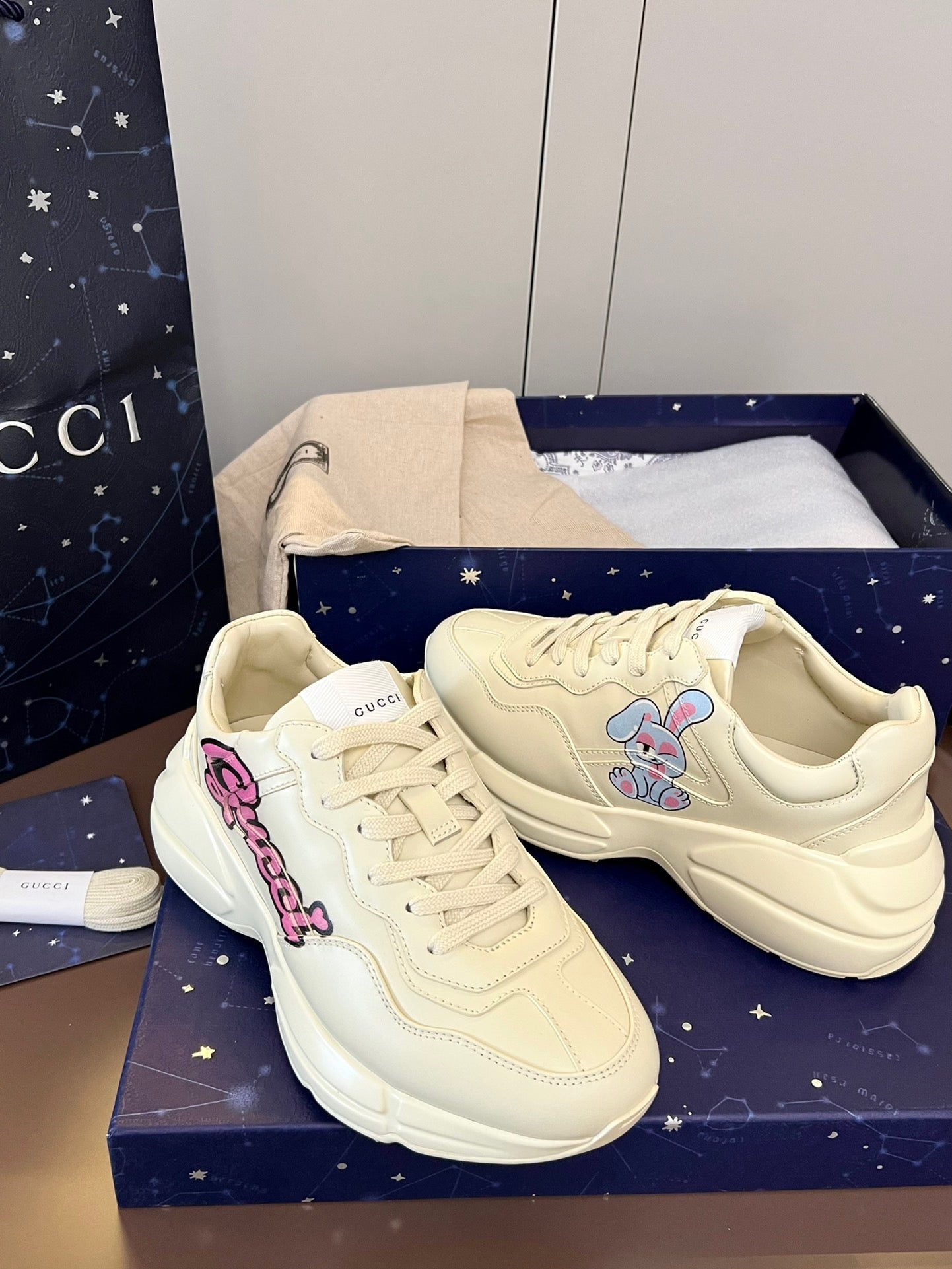 WOMEN'S RHYTON SNEAKER WITH LOGO