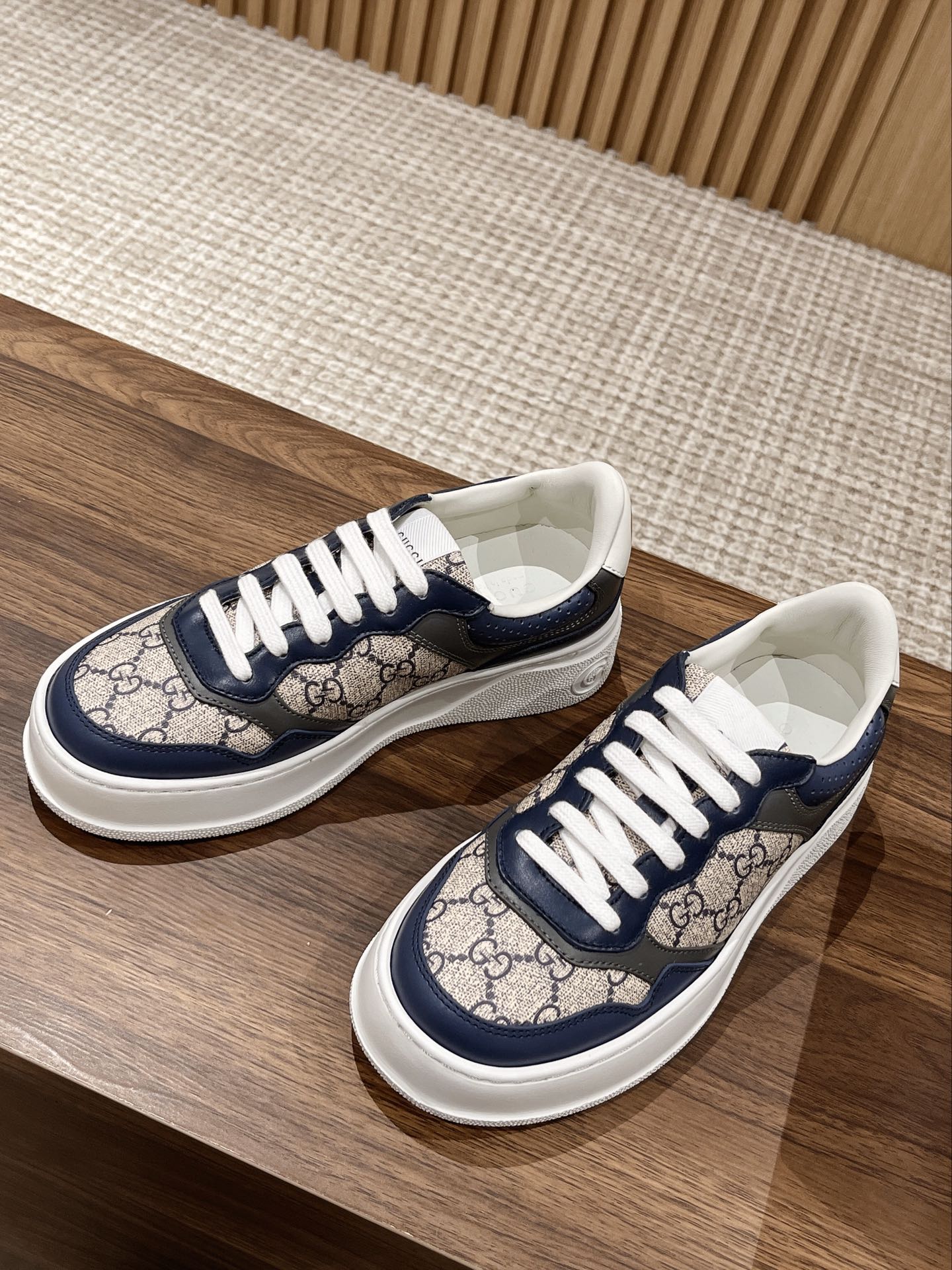 WOMEN'S SNEAKER
