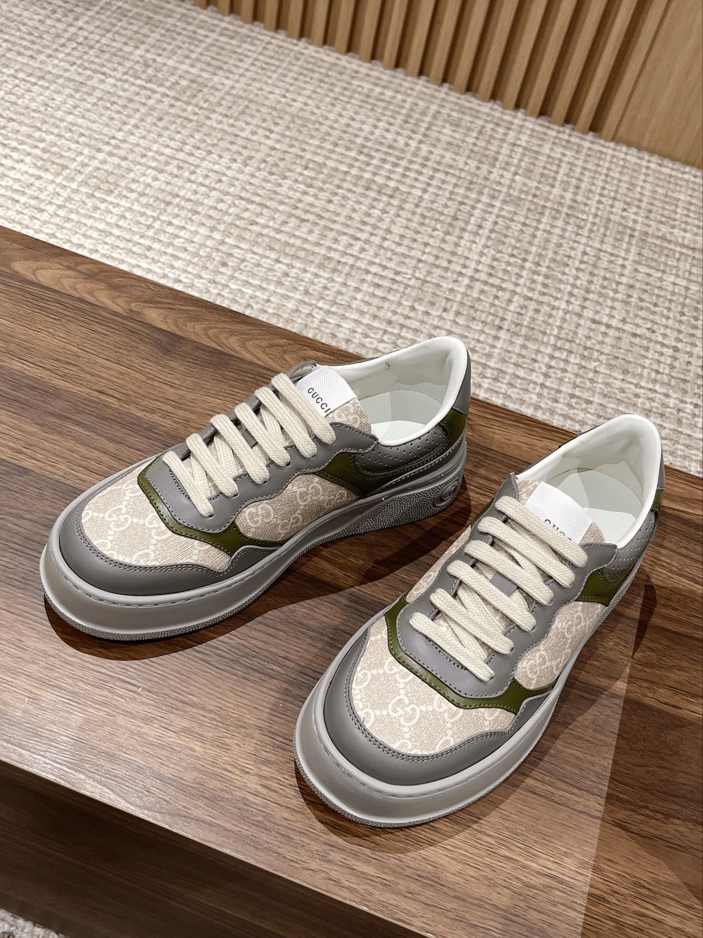 WOMEN'S SNEAKER
