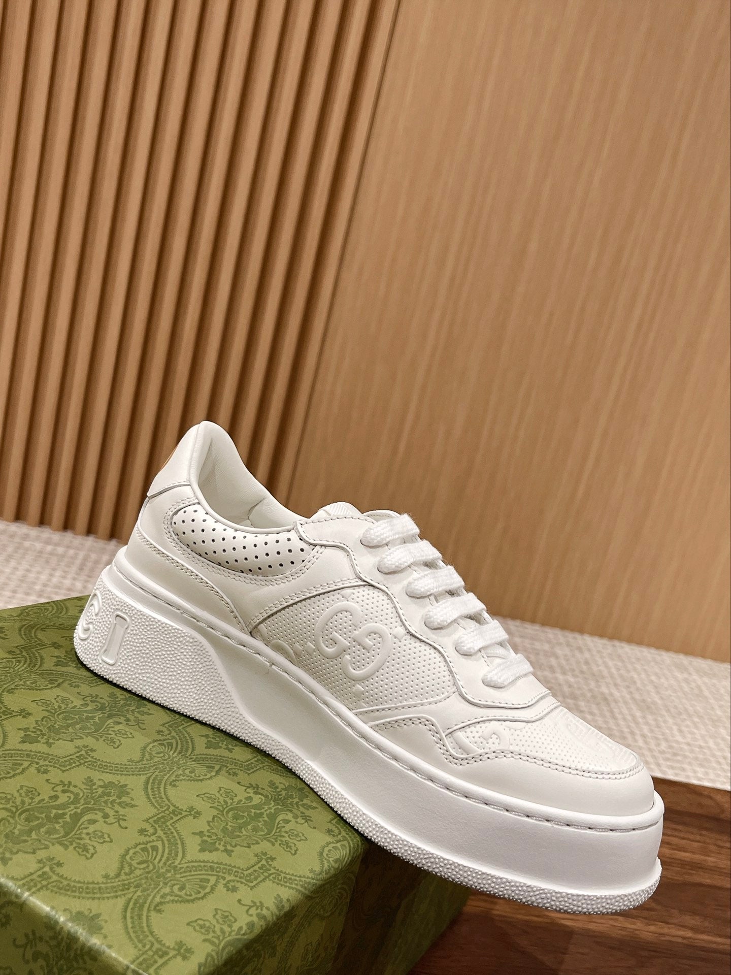 WOMEN'S SNEAKER