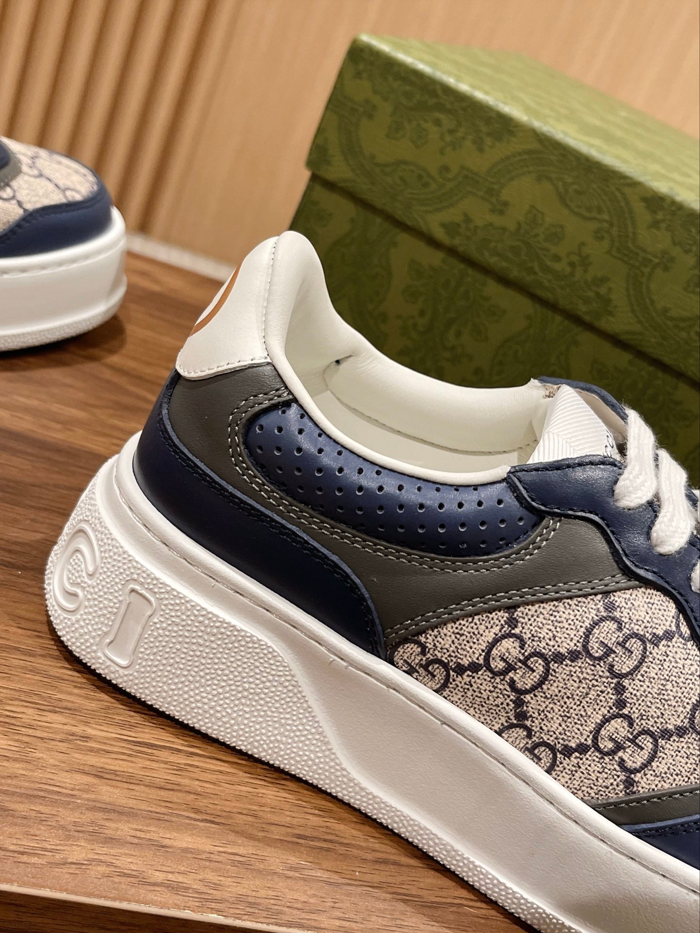 WOMEN'S SNEAKER
