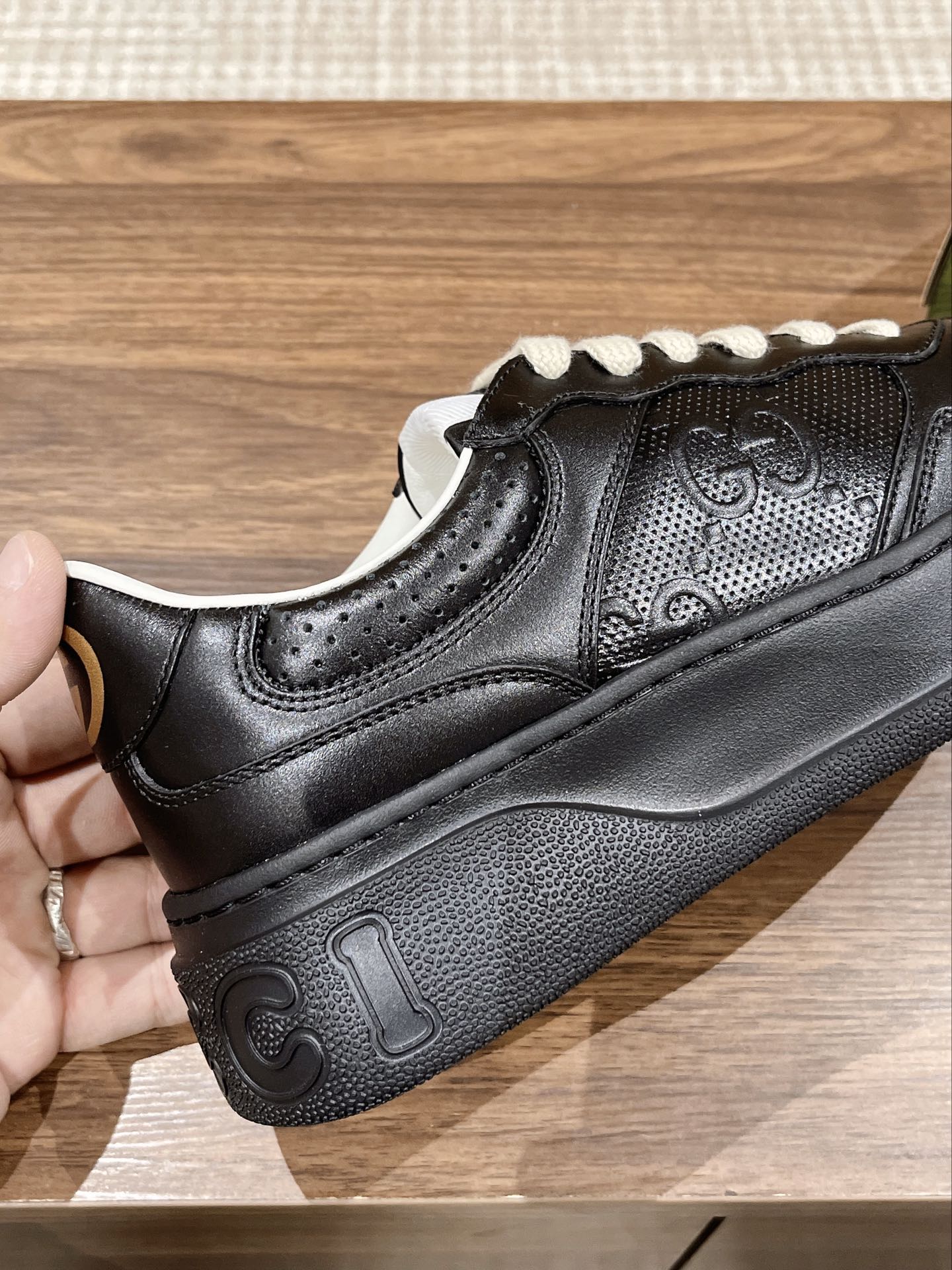 WOMEN'S SNEAKER