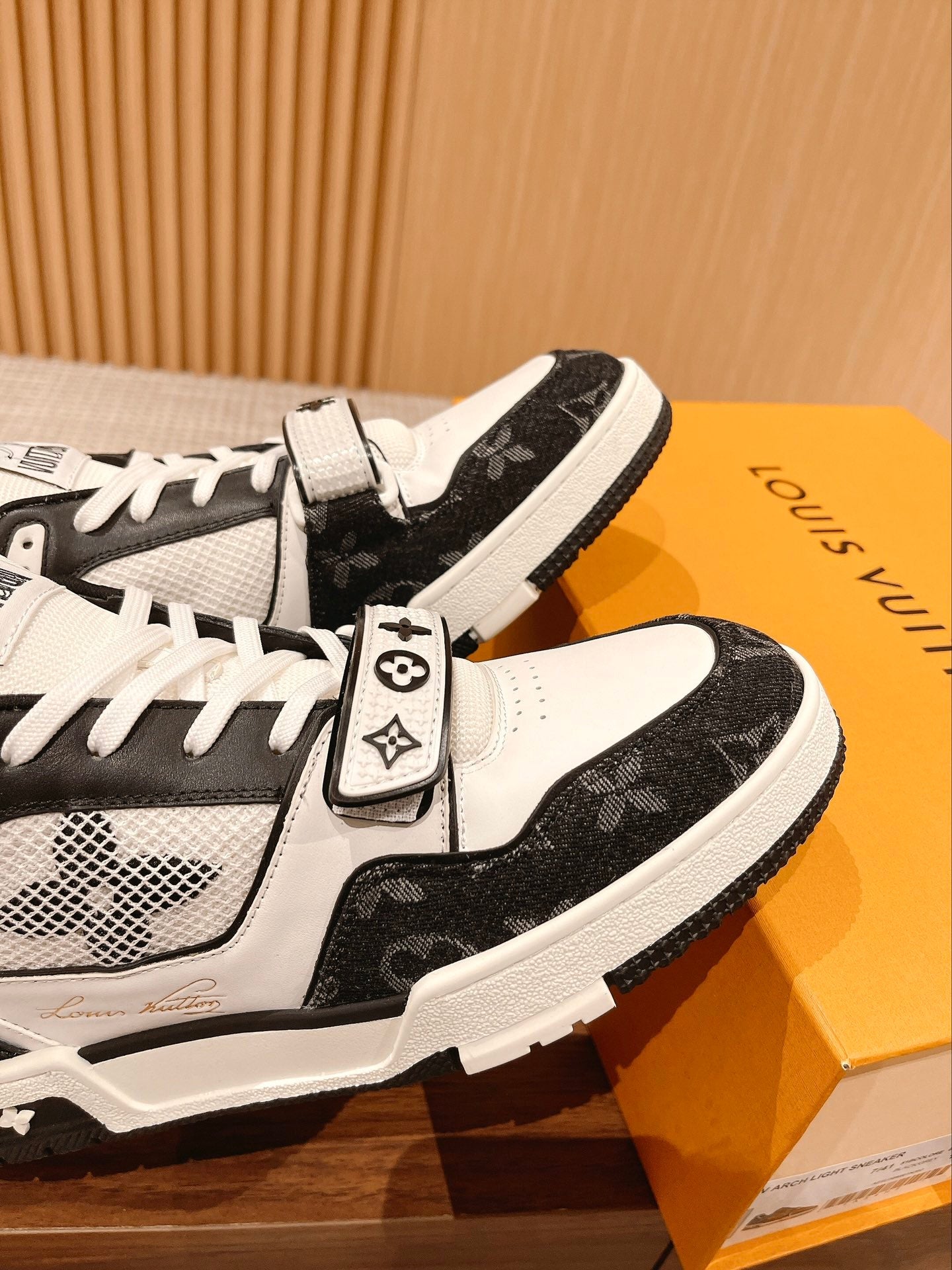 Trainer White Black