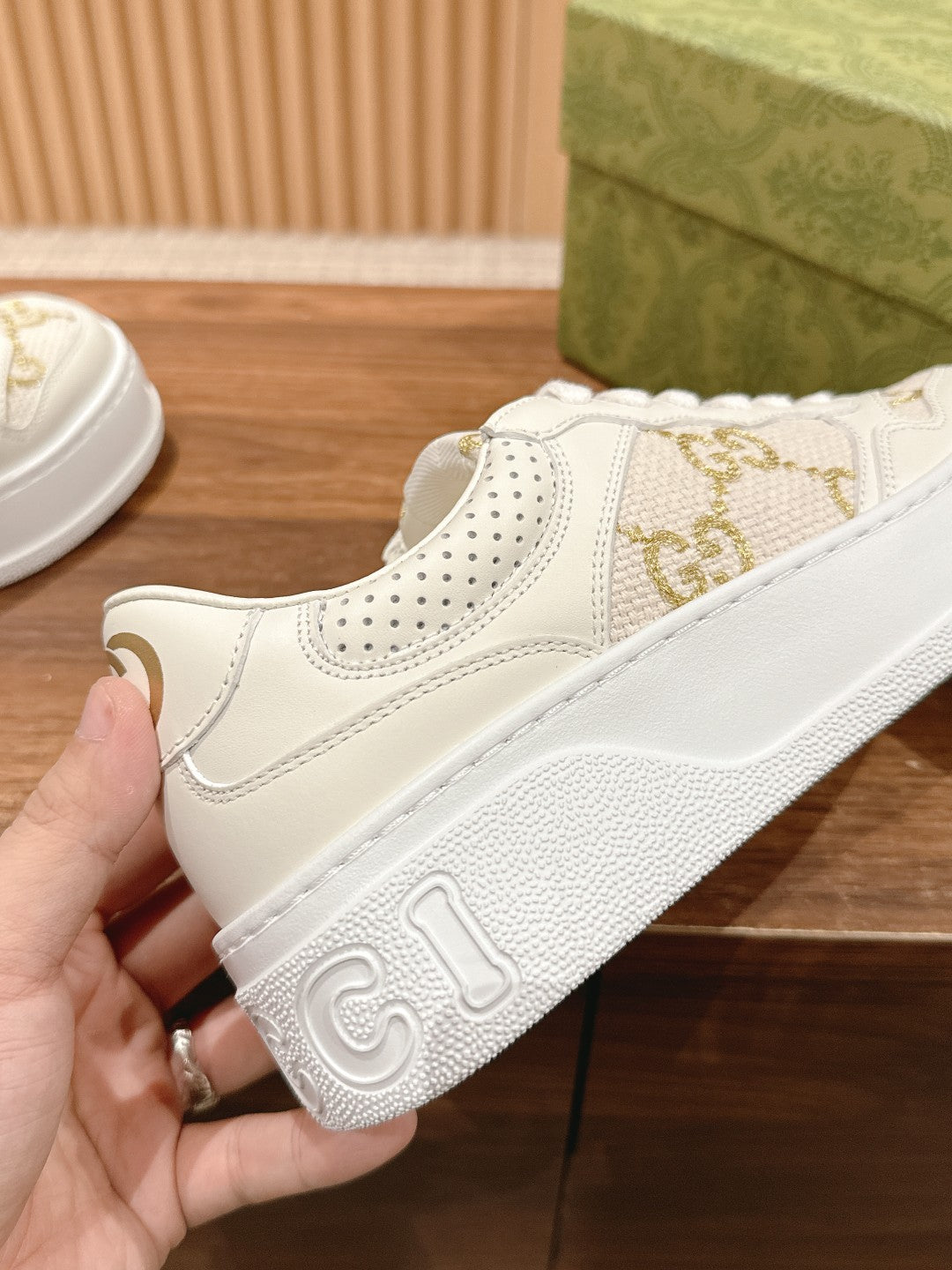 WOMEN'S SNEAKER