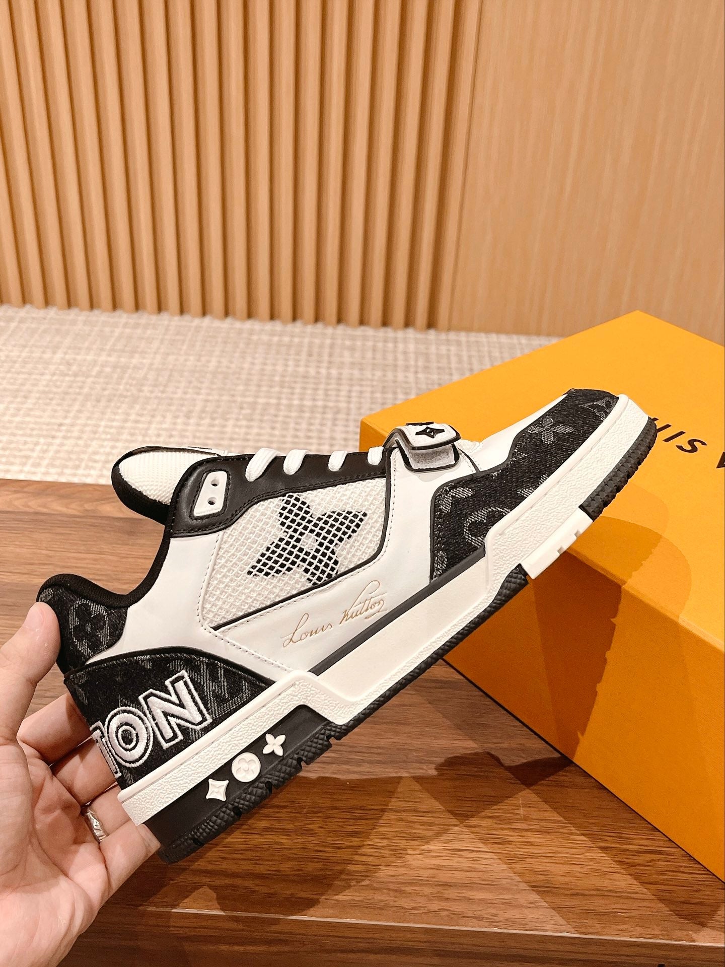 Trainer White Black