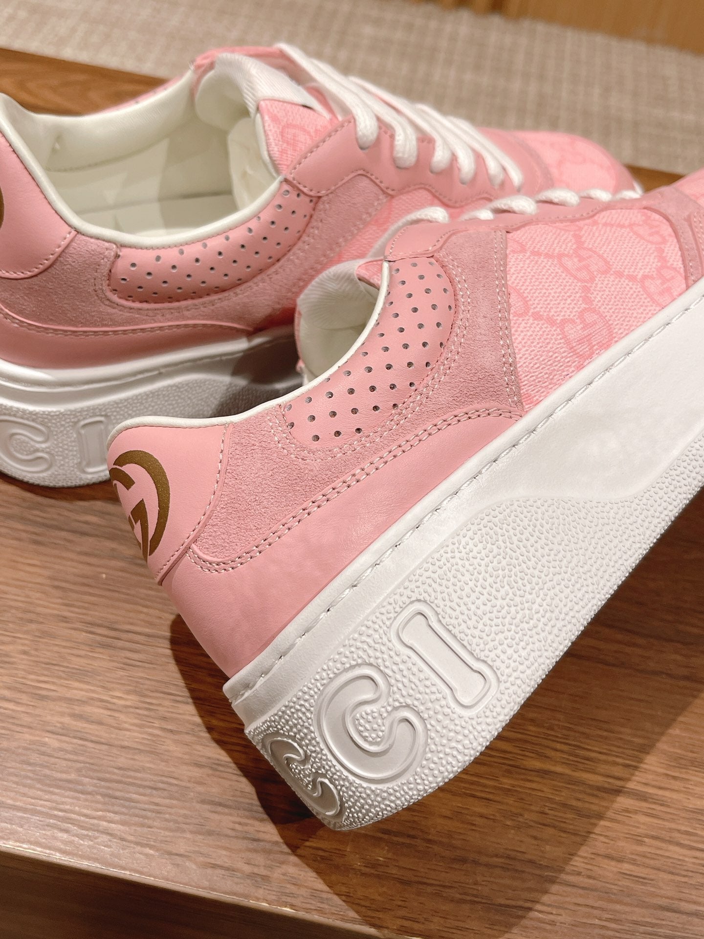 WOMEN'S SNEAKER