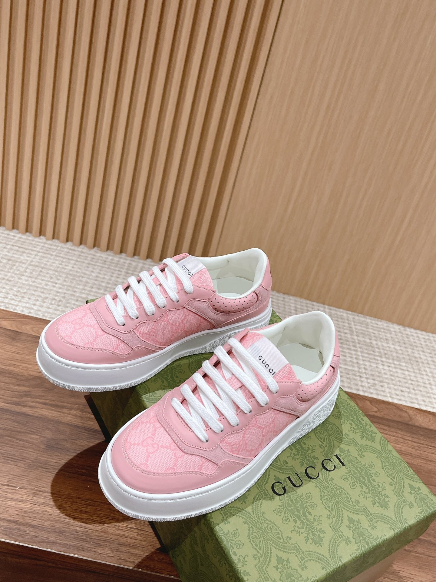 WOMEN'S SNEAKER