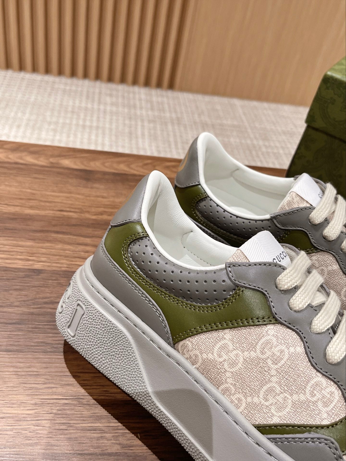 WOMEN'S SNEAKER