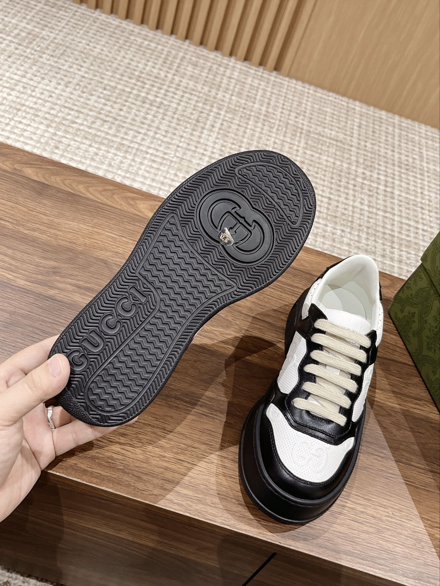 WOMEN'S SNEAKER