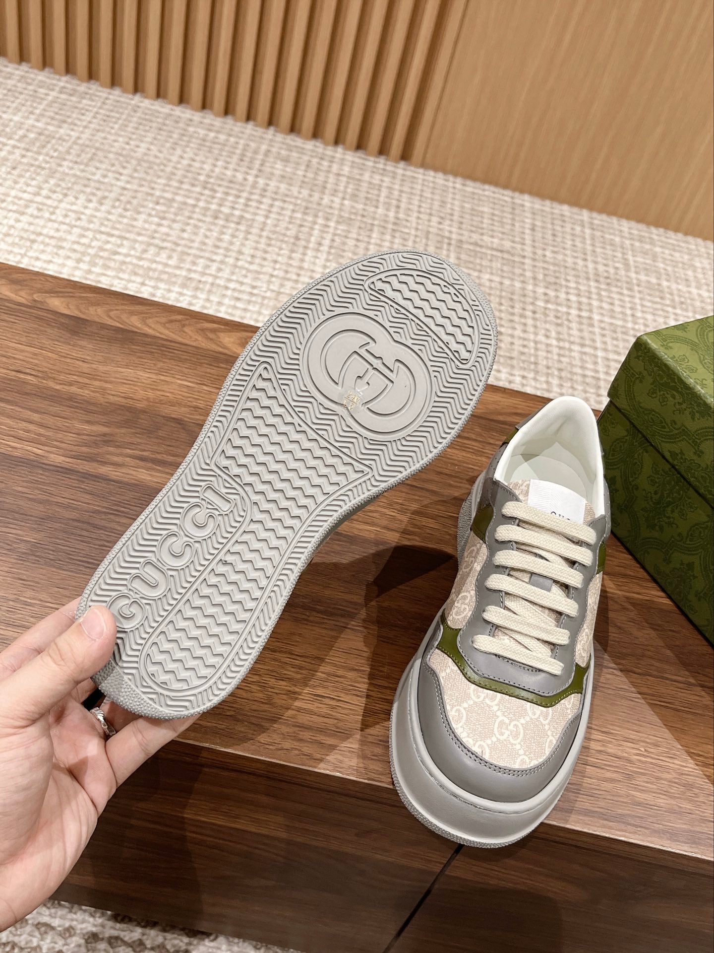 WOMEN'S SNEAKER
