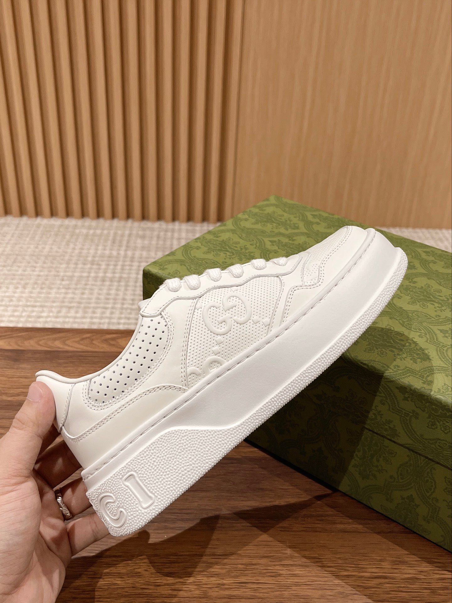 WOMEN'S SNEAKER