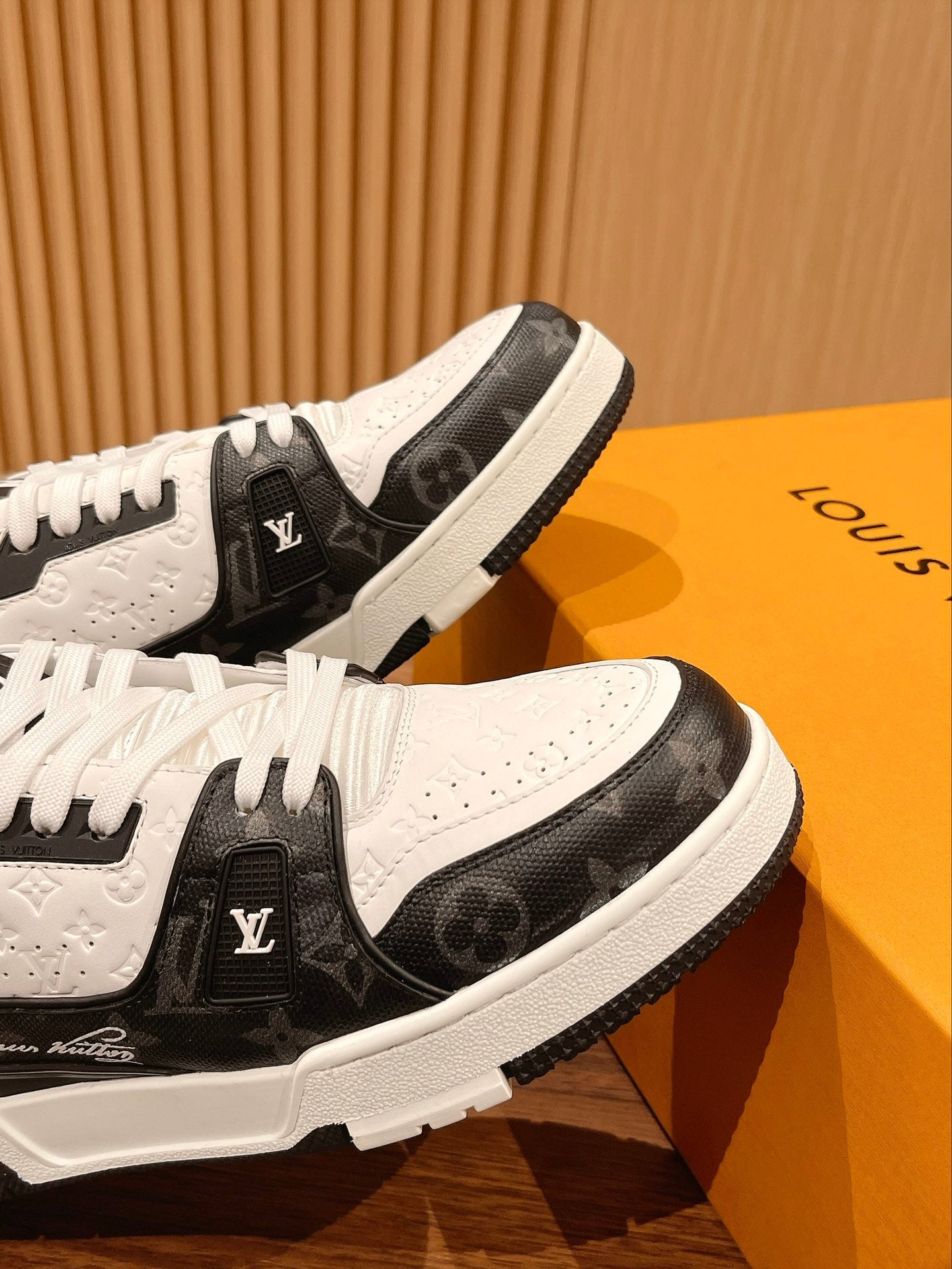 TrainerWhite Black