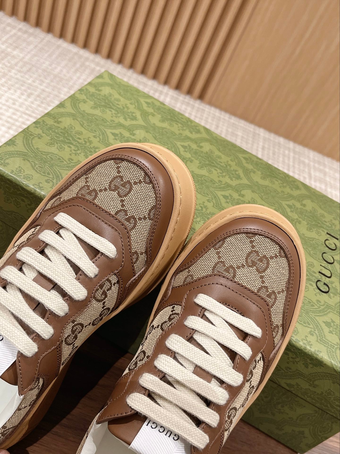 WOMEN'S SNEAKER