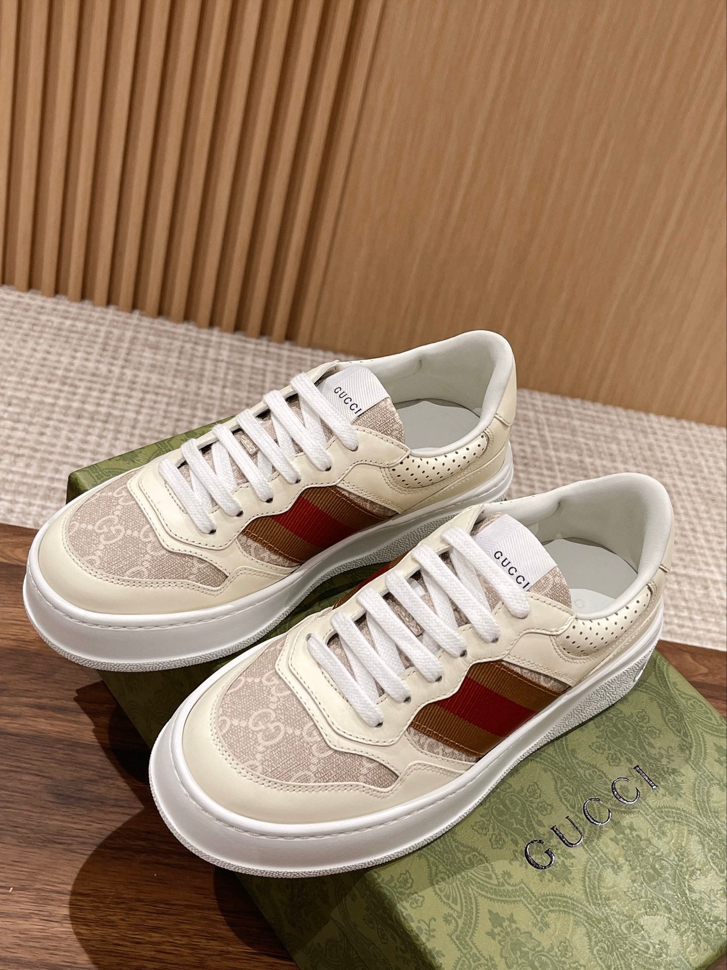WOMEN'S SNEAKER