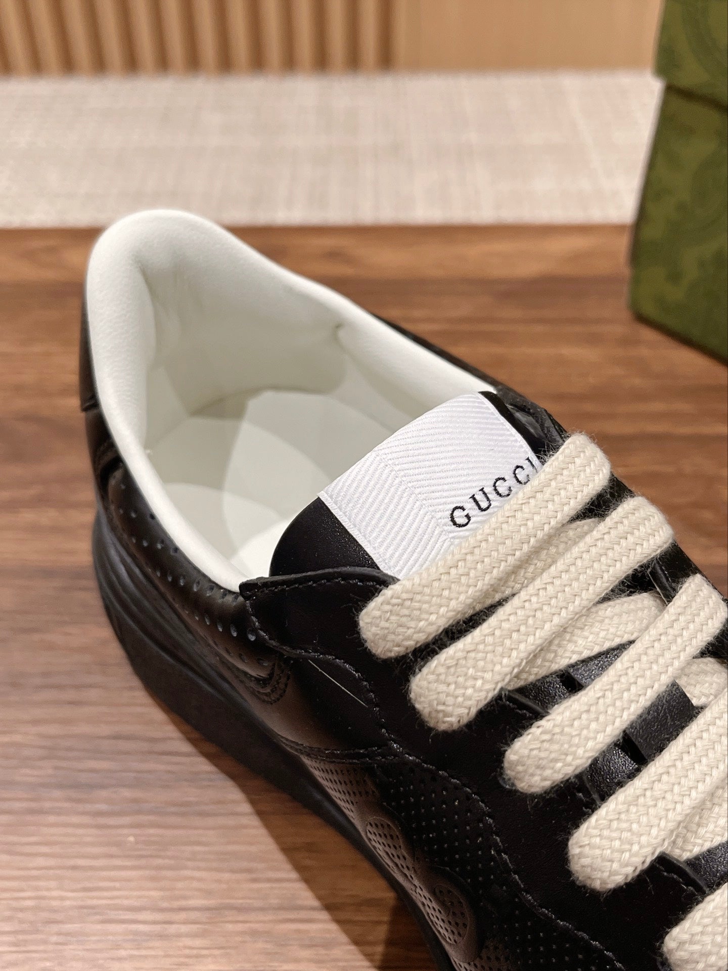 WOMEN'S SNEAKER