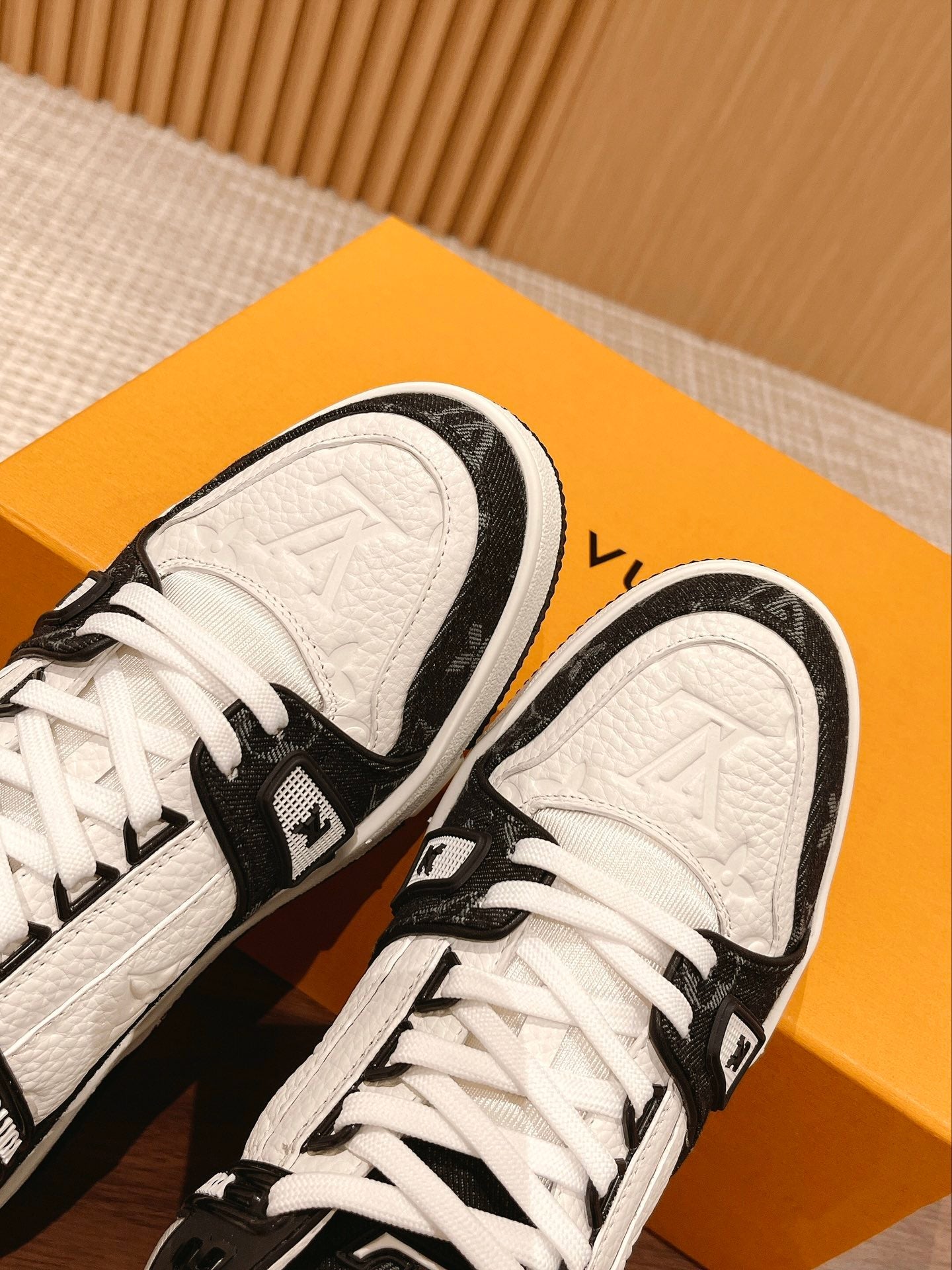 Trainer White Black