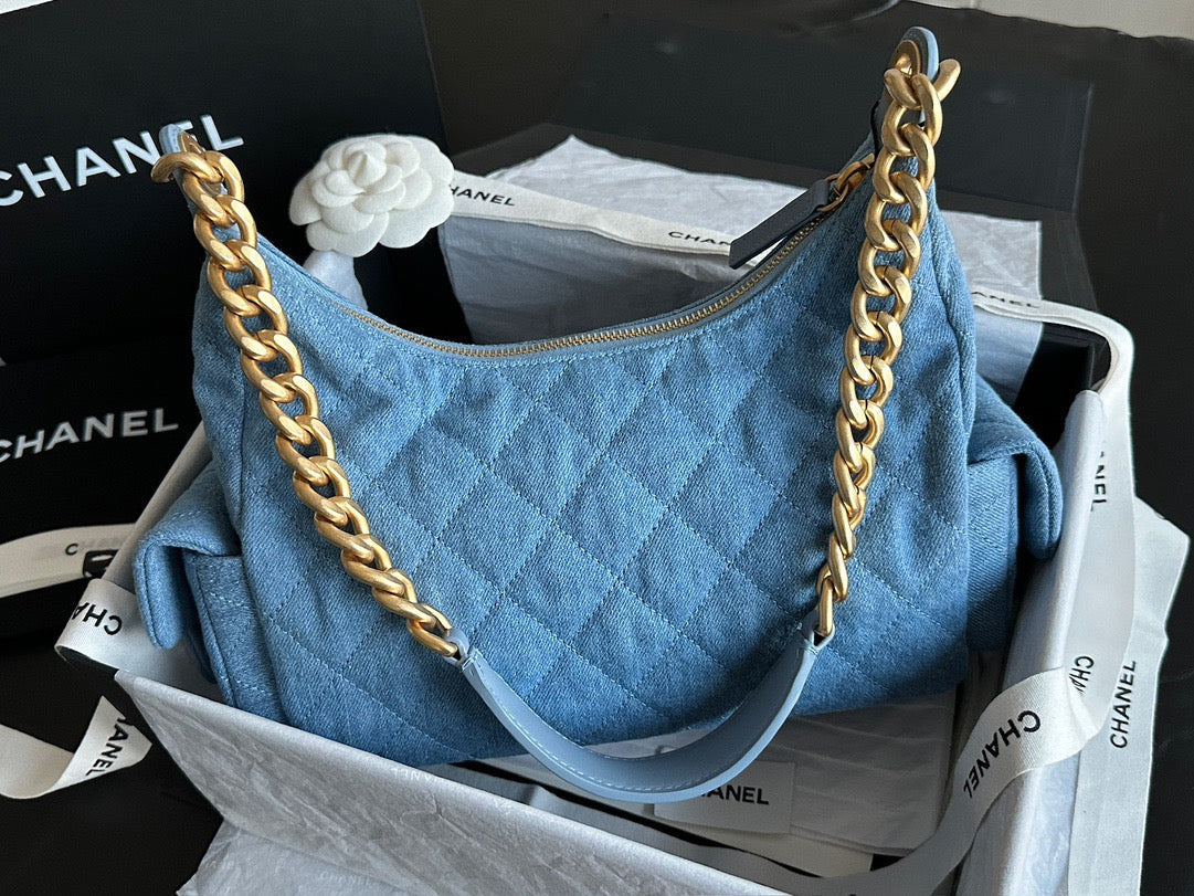 CRUISE 2024/25
LARGE HOBO BAG
Washed Denim & Gold-Tone Metal
Blue