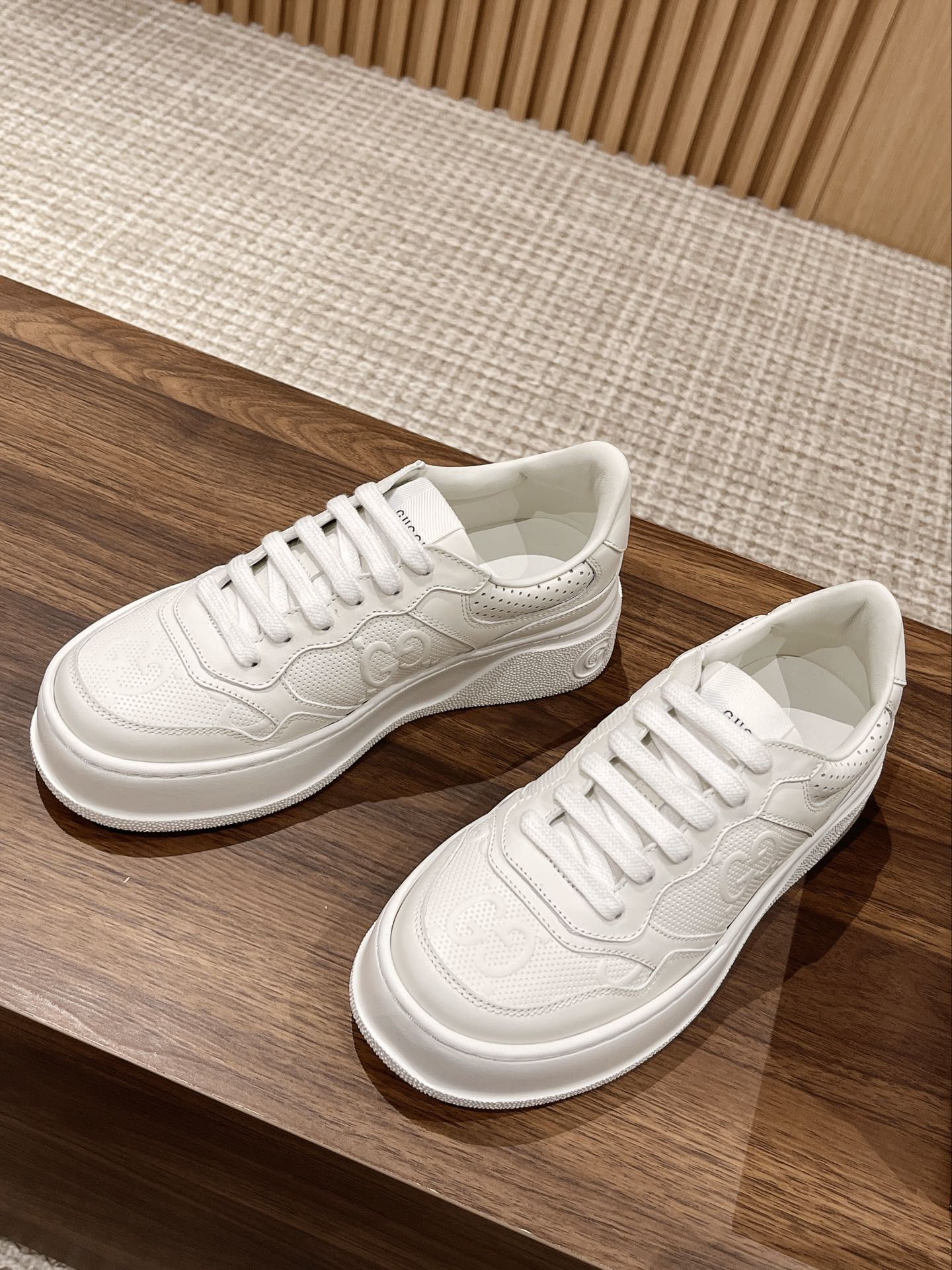 WOMEN'S SNEAKER