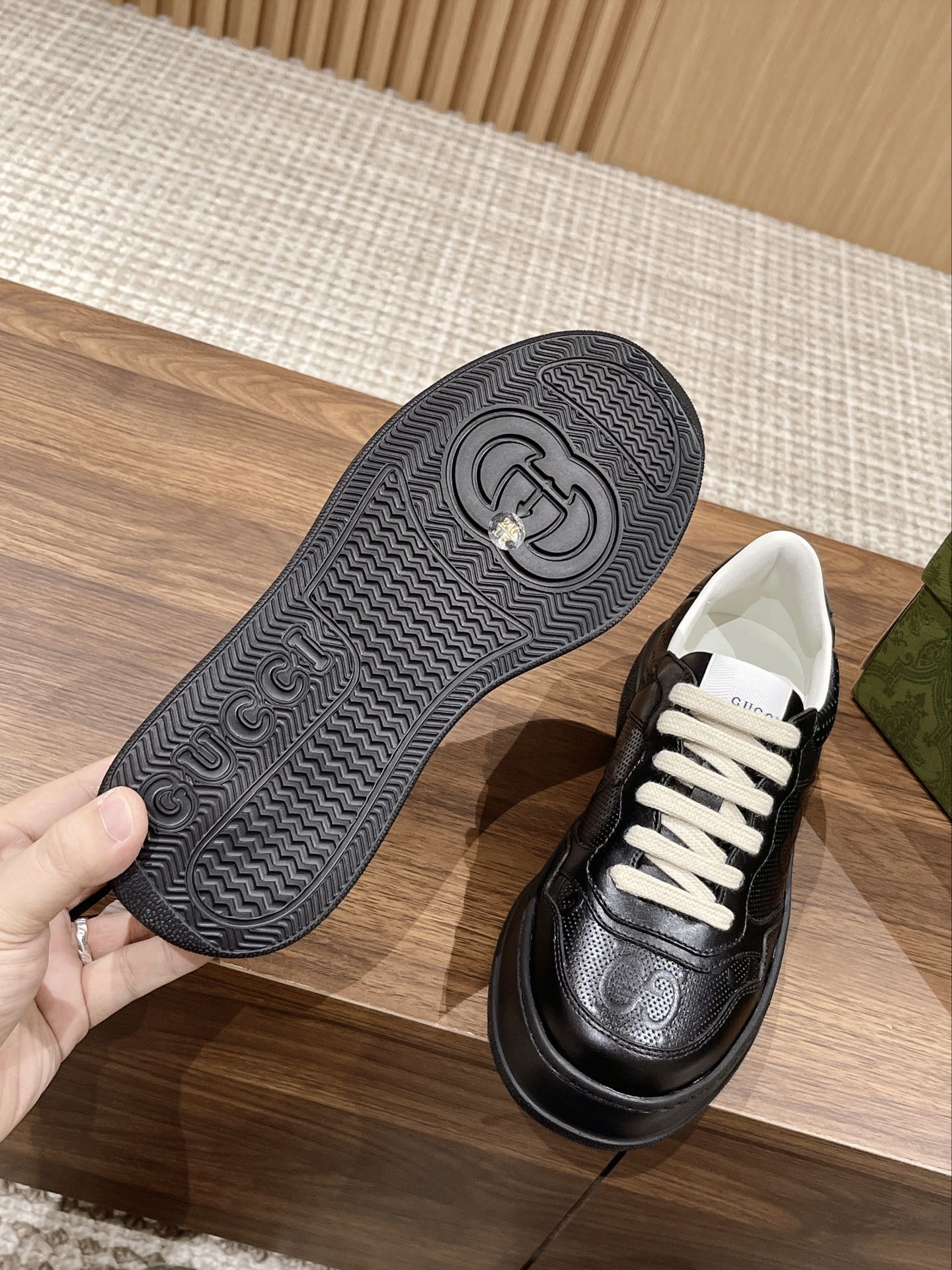 WOMEN'S SNEAKER