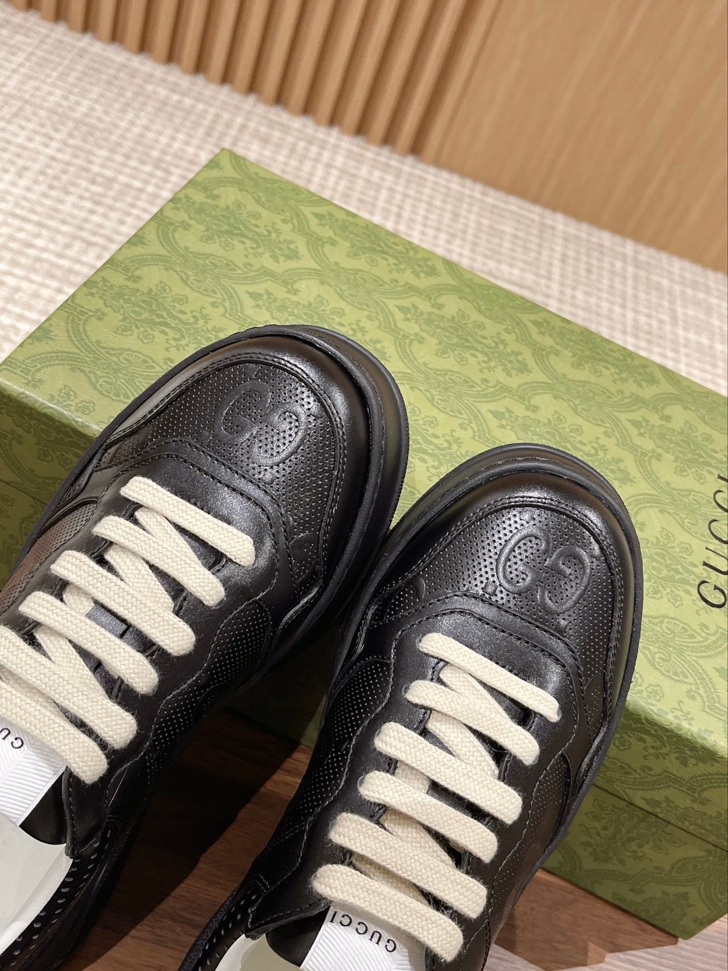 WOMEN'S SNEAKER