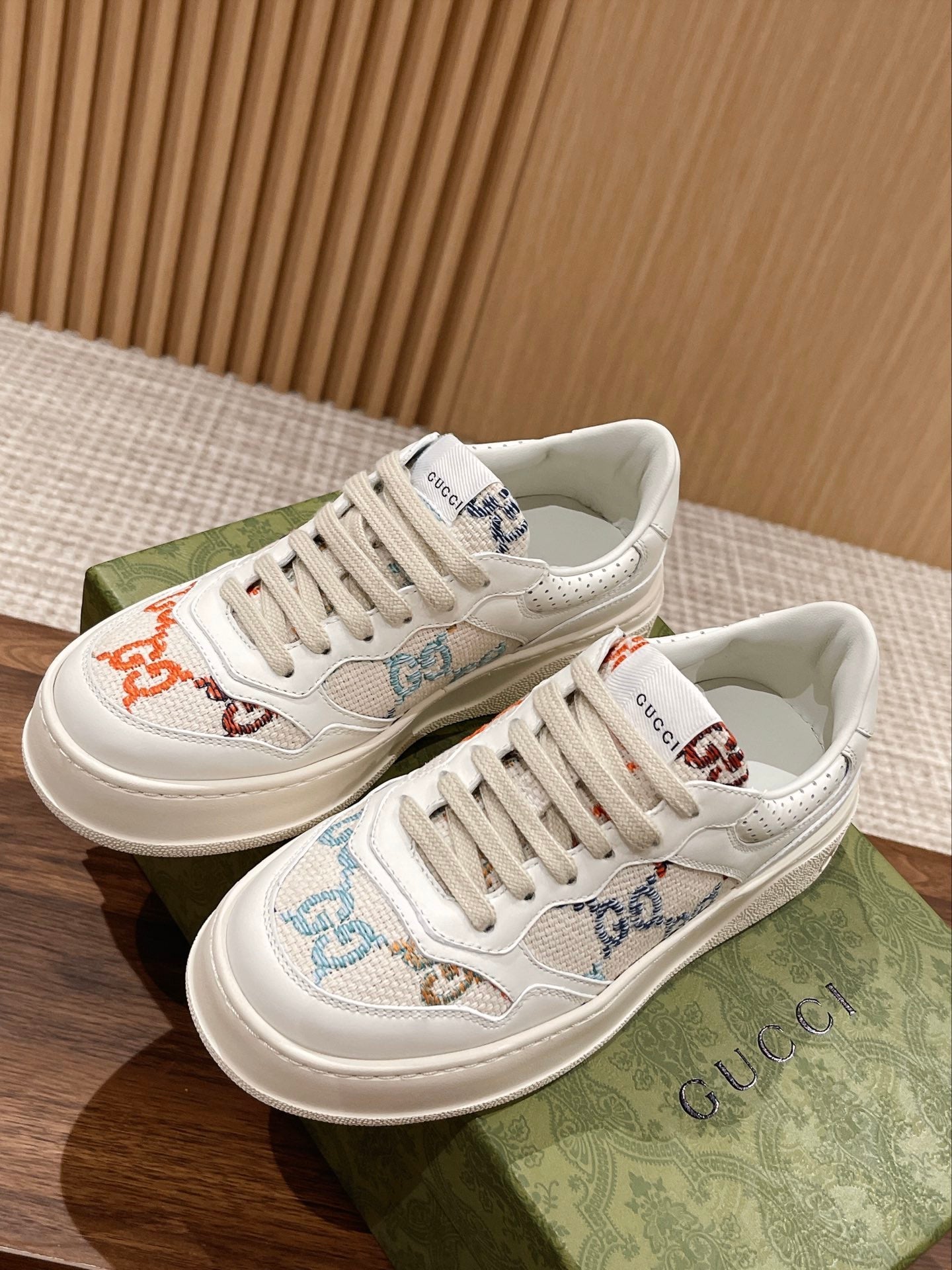 WOMEN'S SNEAKER